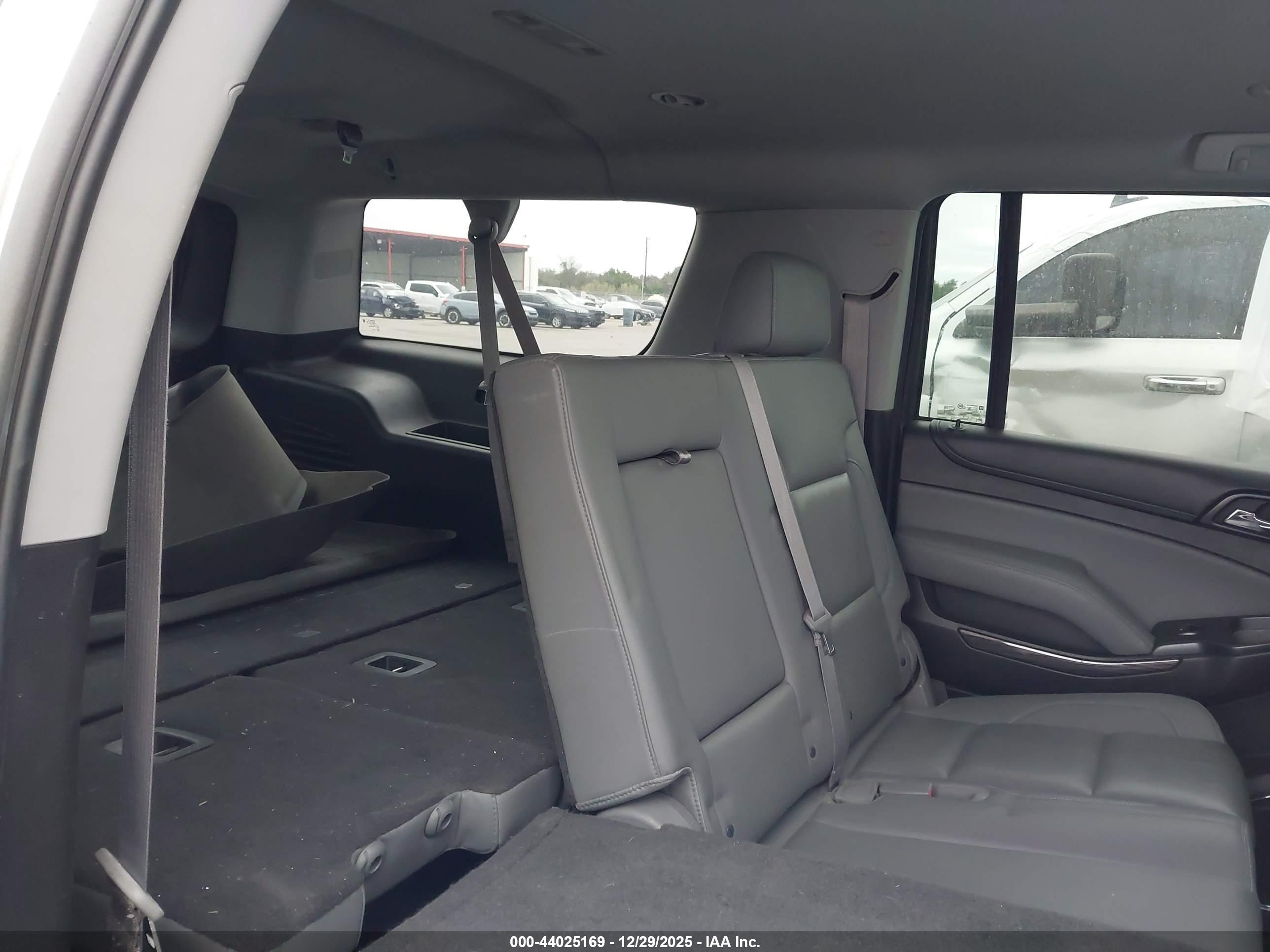 CHEVROLET SUBURBAN image 8