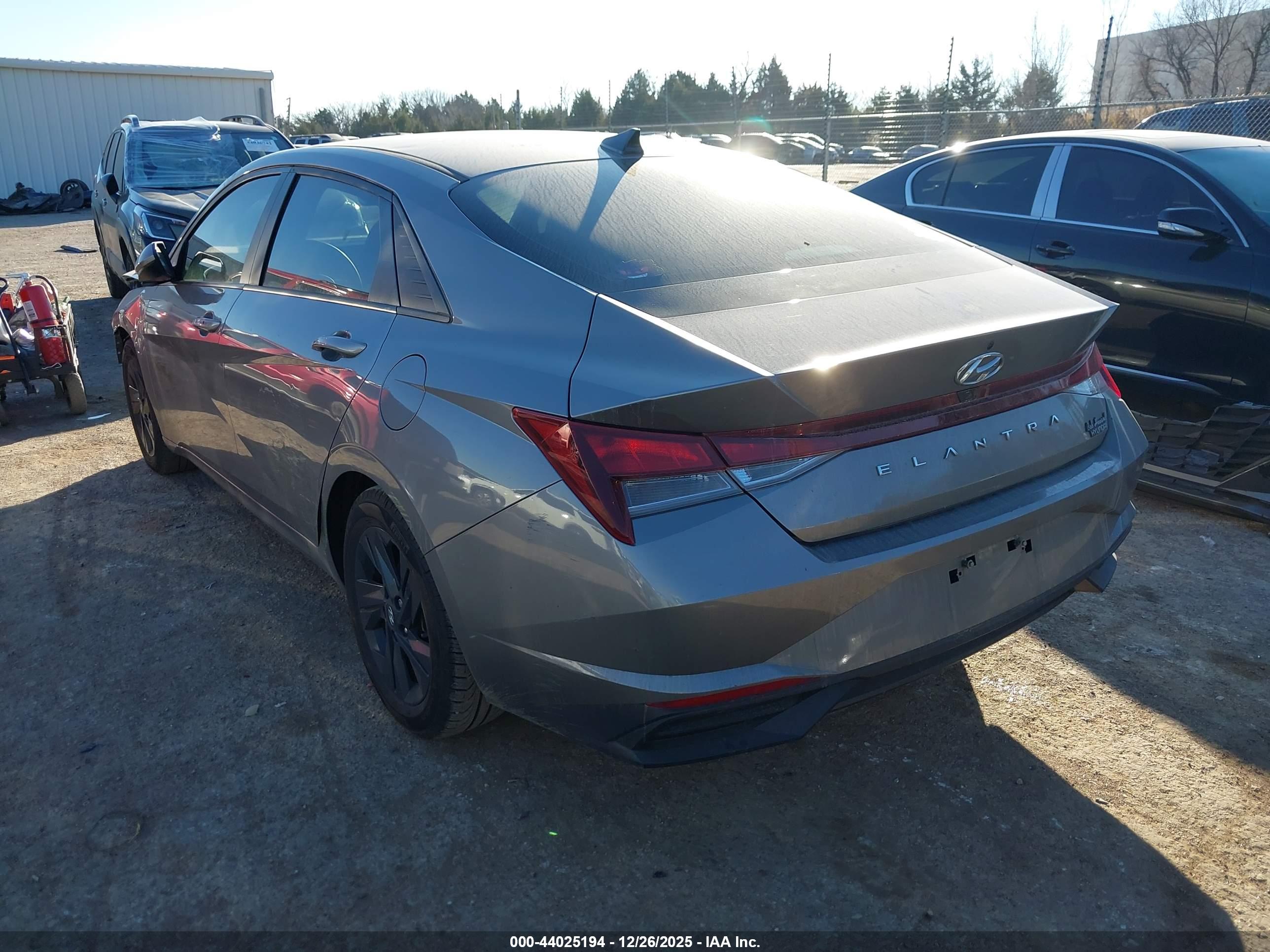 HYUNDAI ELANTRA image 3