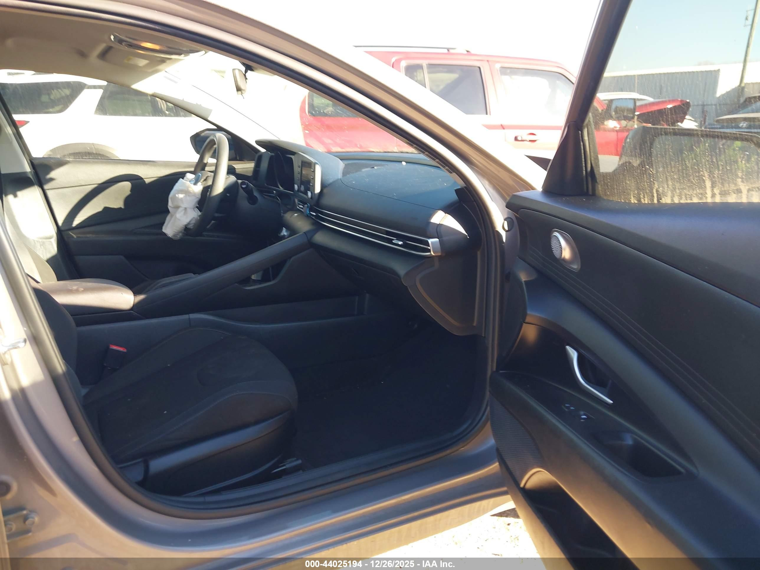 HYUNDAI ELANTRA image 5