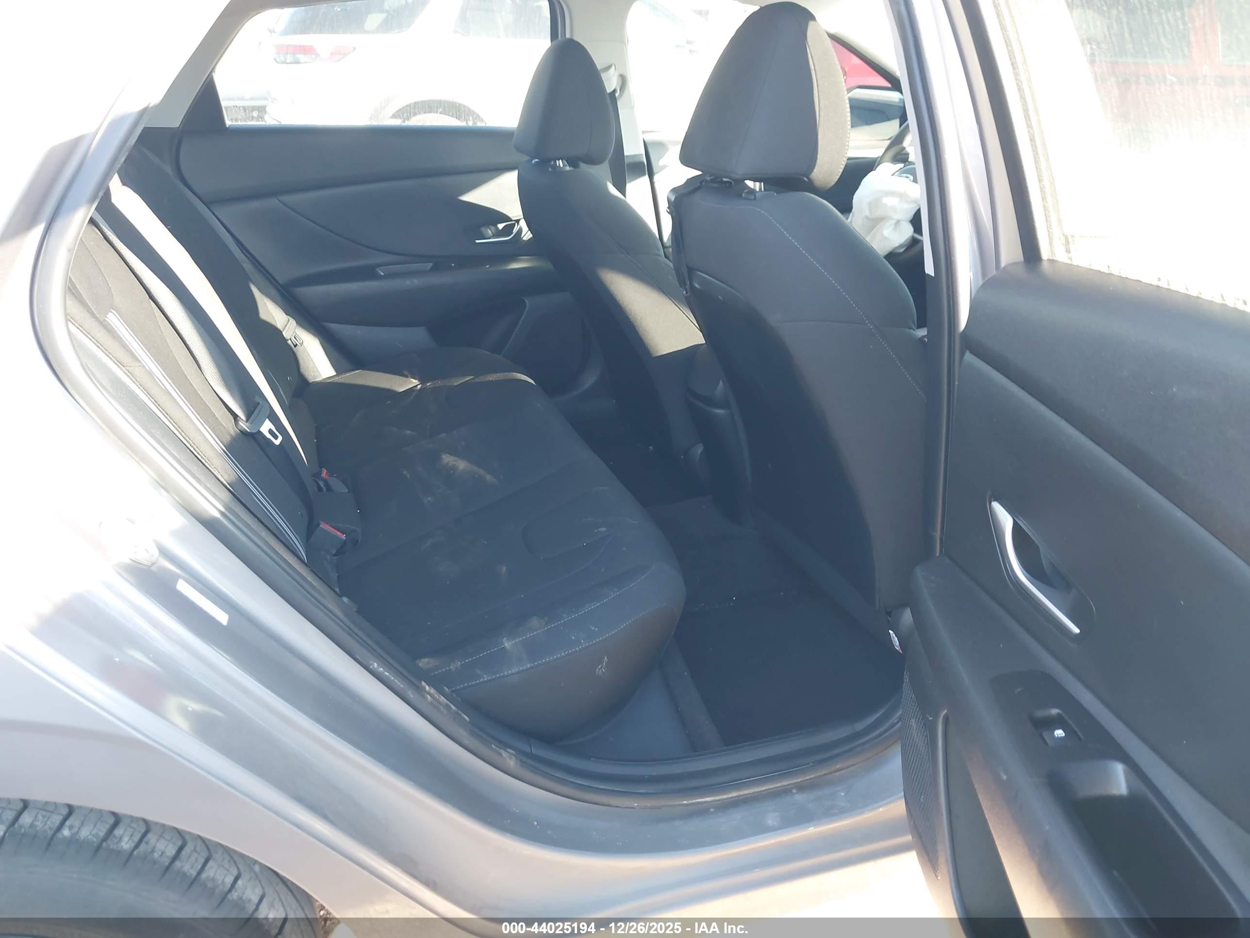 HYUNDAI ELANTRA image 8