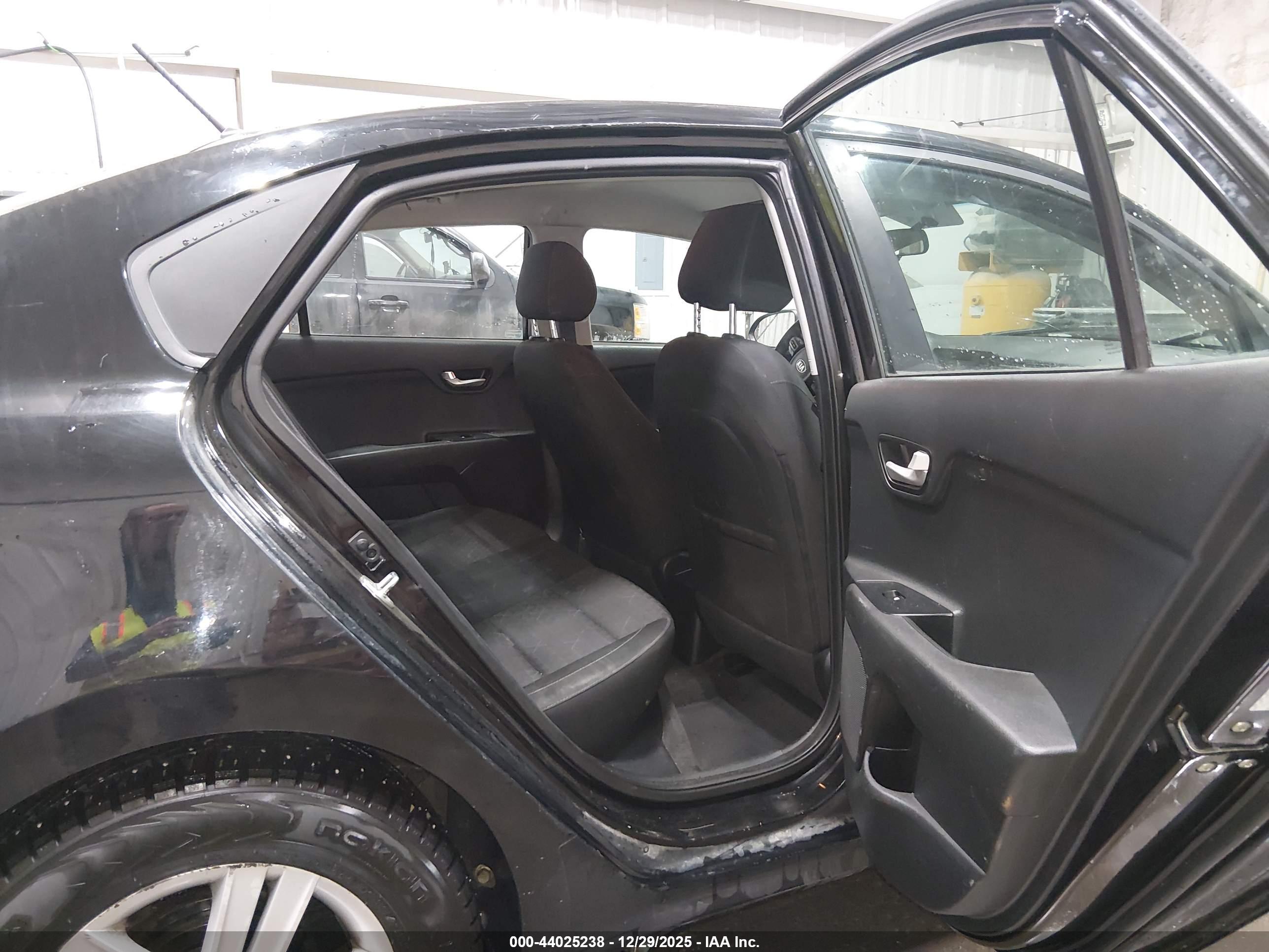 KIA RIO image 8
