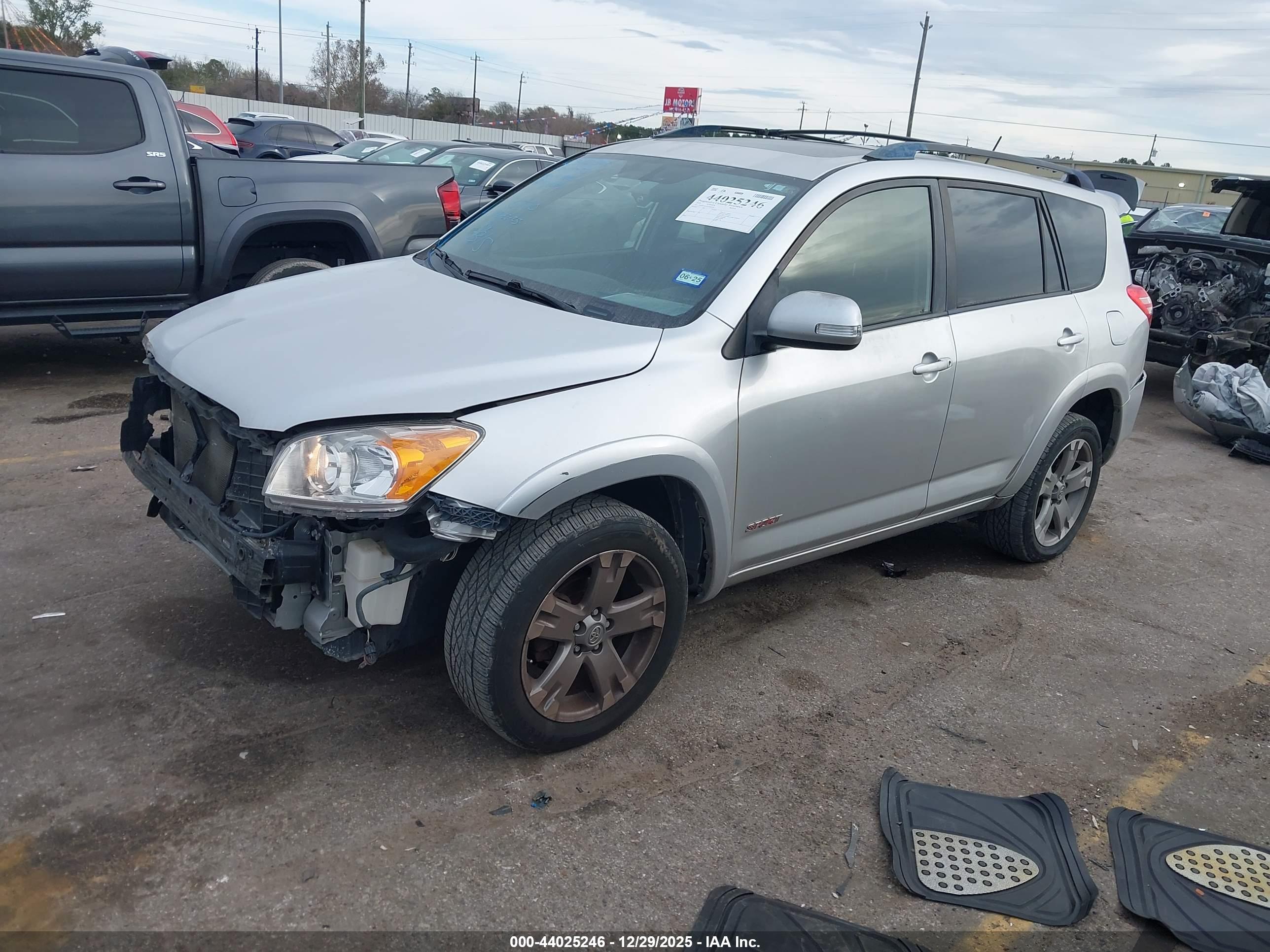 TOYOTA RAV4 image 2