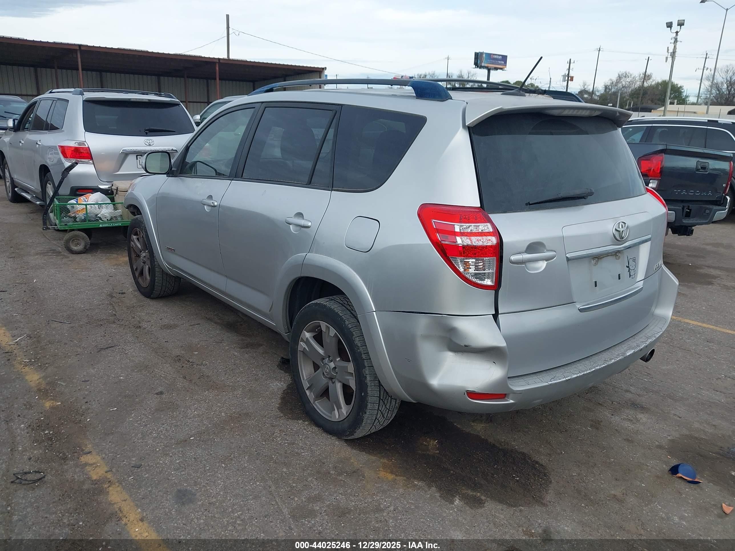 TOYOTA RAV4 image 3