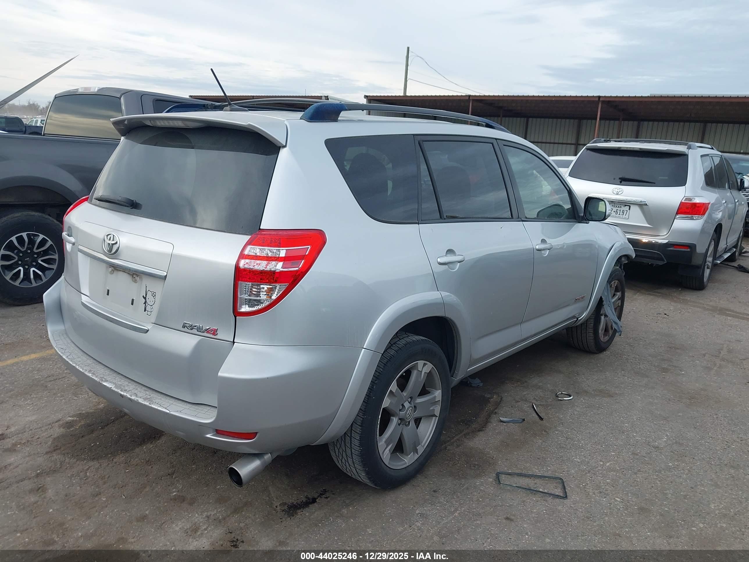 TOYOTA RAV4 image 4