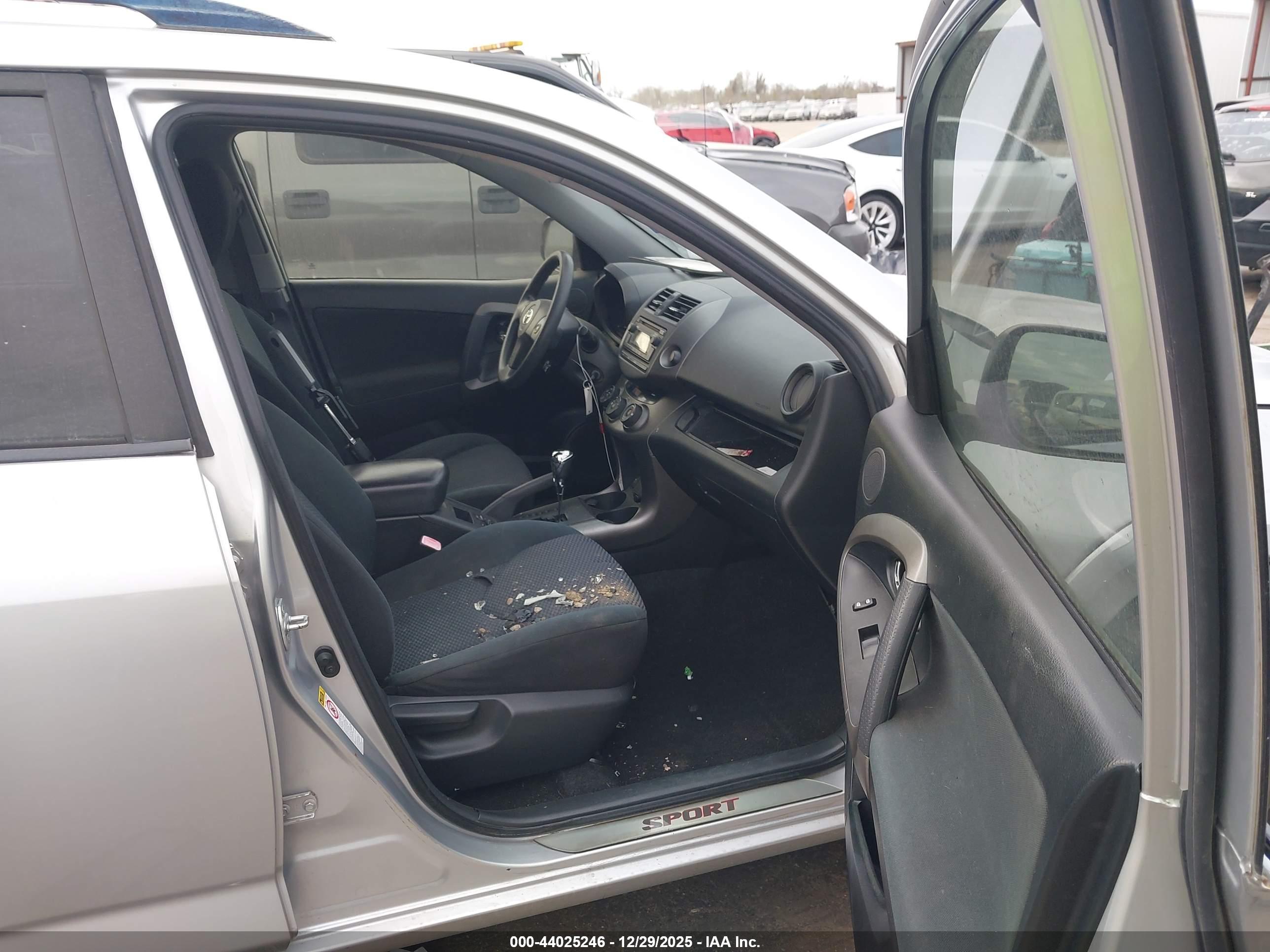 TOYOTA RAV4 image 5