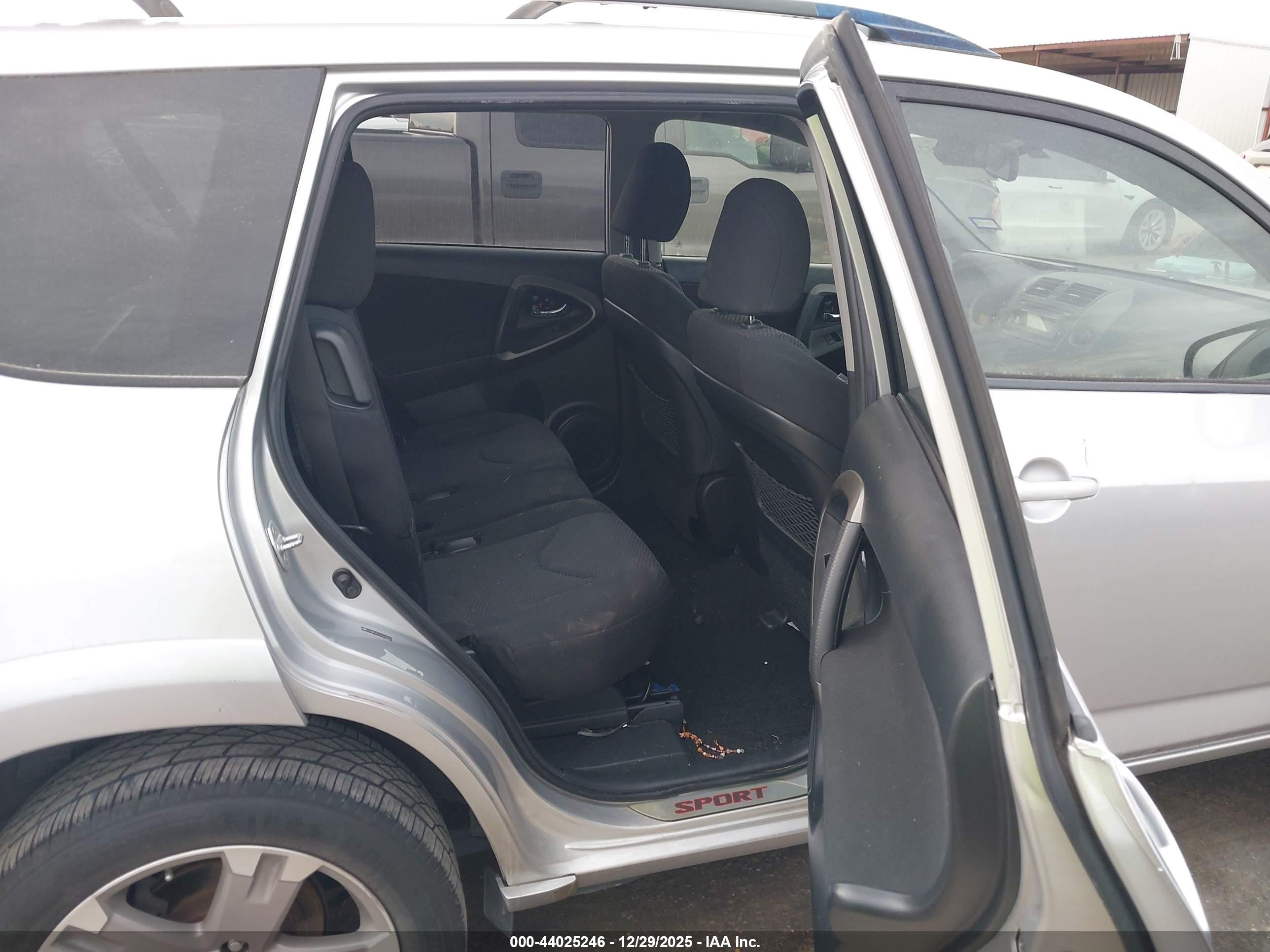 TOYOTA RAV4 image 8