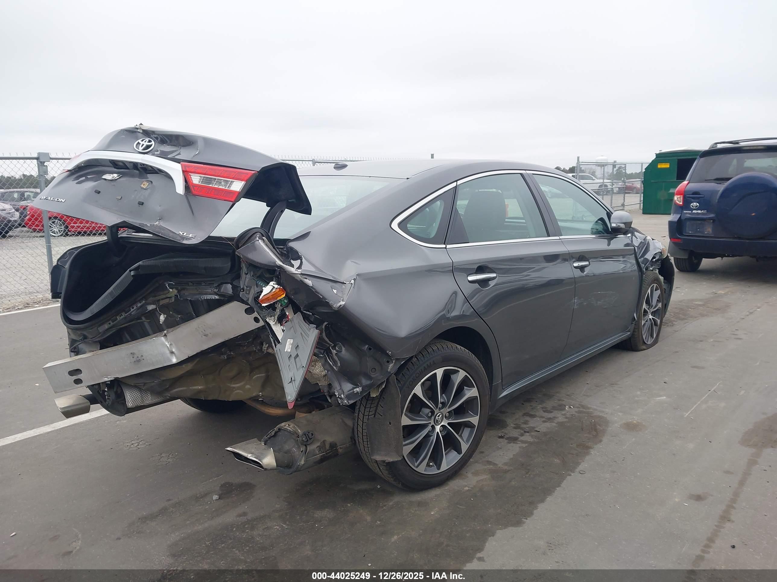 TOYOTA AVALON image 4