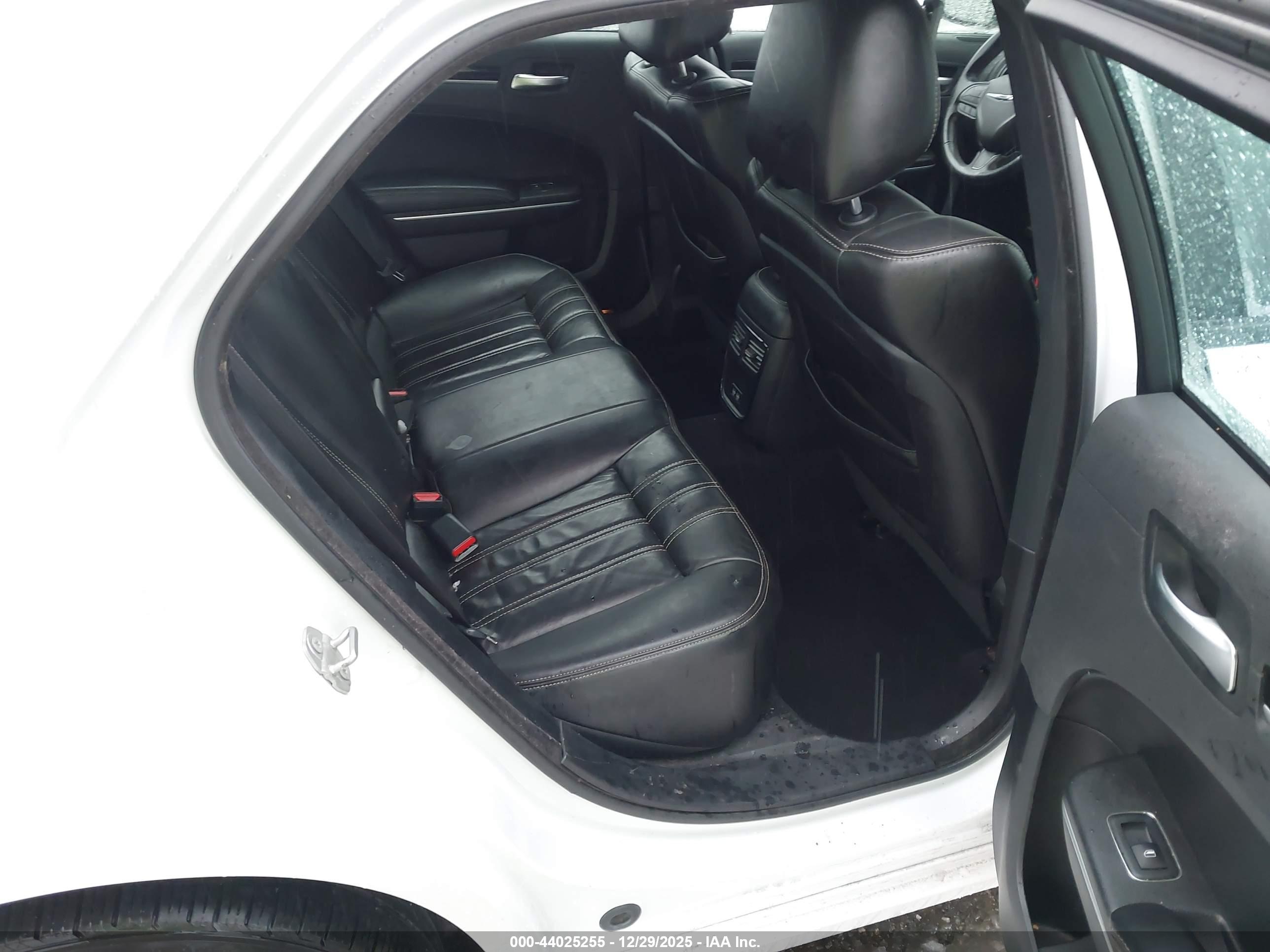 CHRYSLER 300 image 8