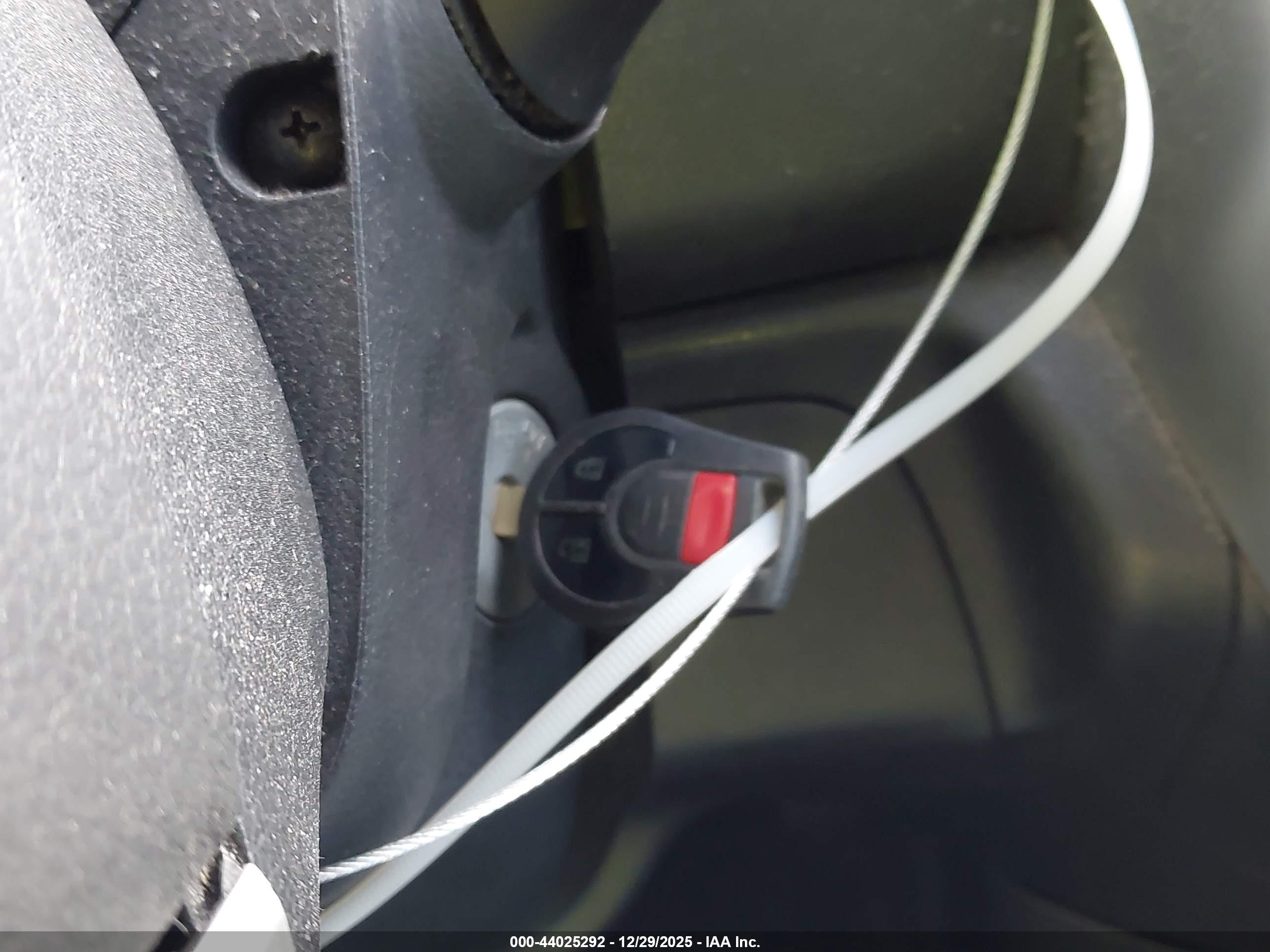 NISSAN VERSA image 11