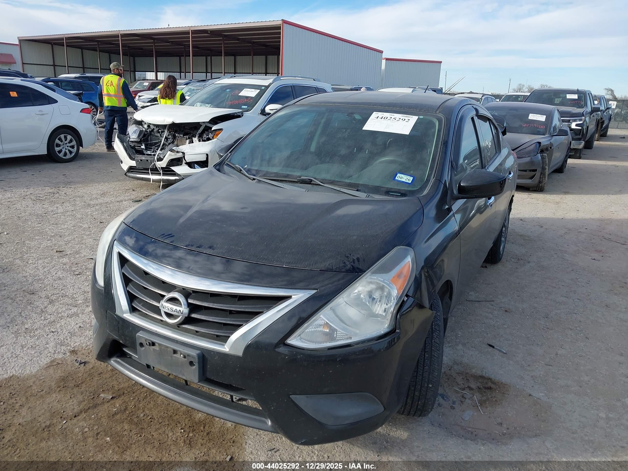 NISSAN VERSA image 2