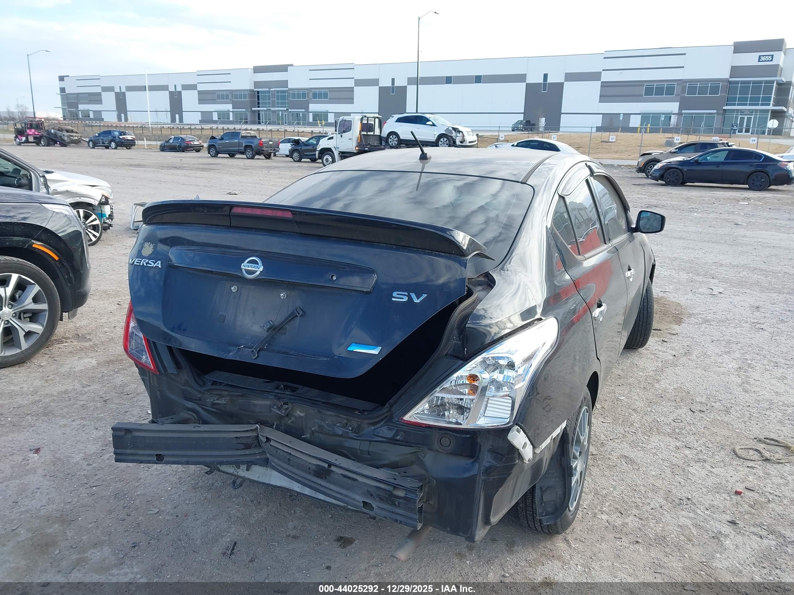 NISSAN VERSA image 4
