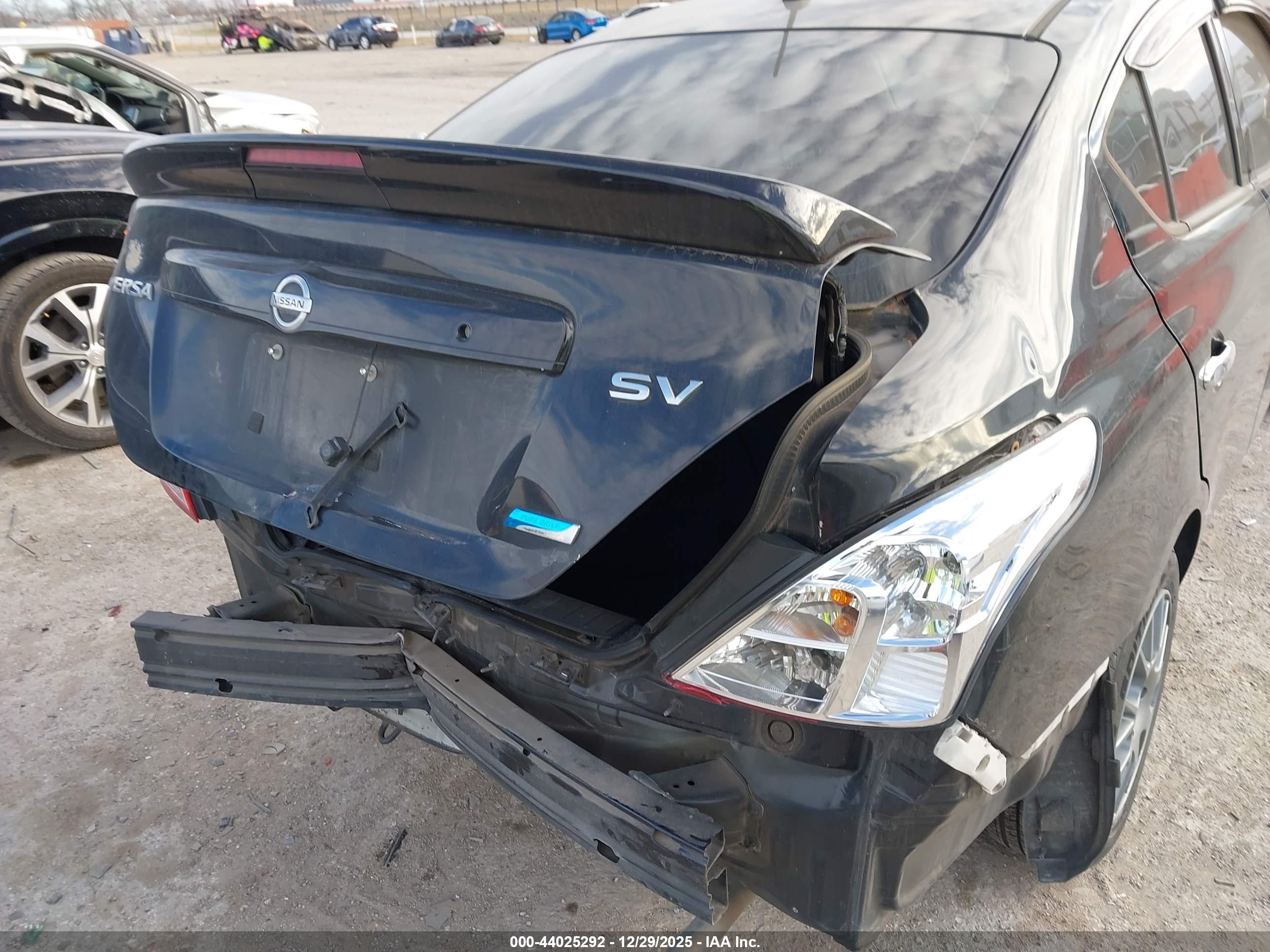 NISSAN VERSA image 6