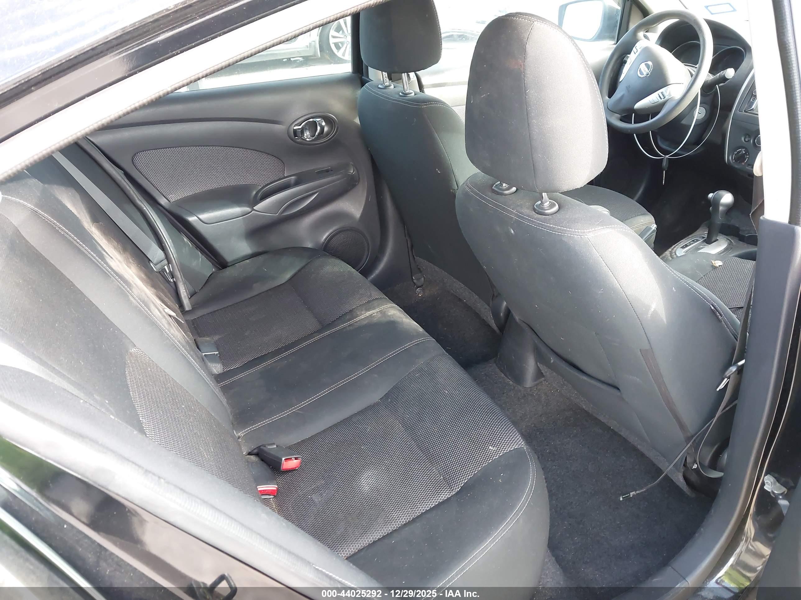 NISSAN VERSA image 8