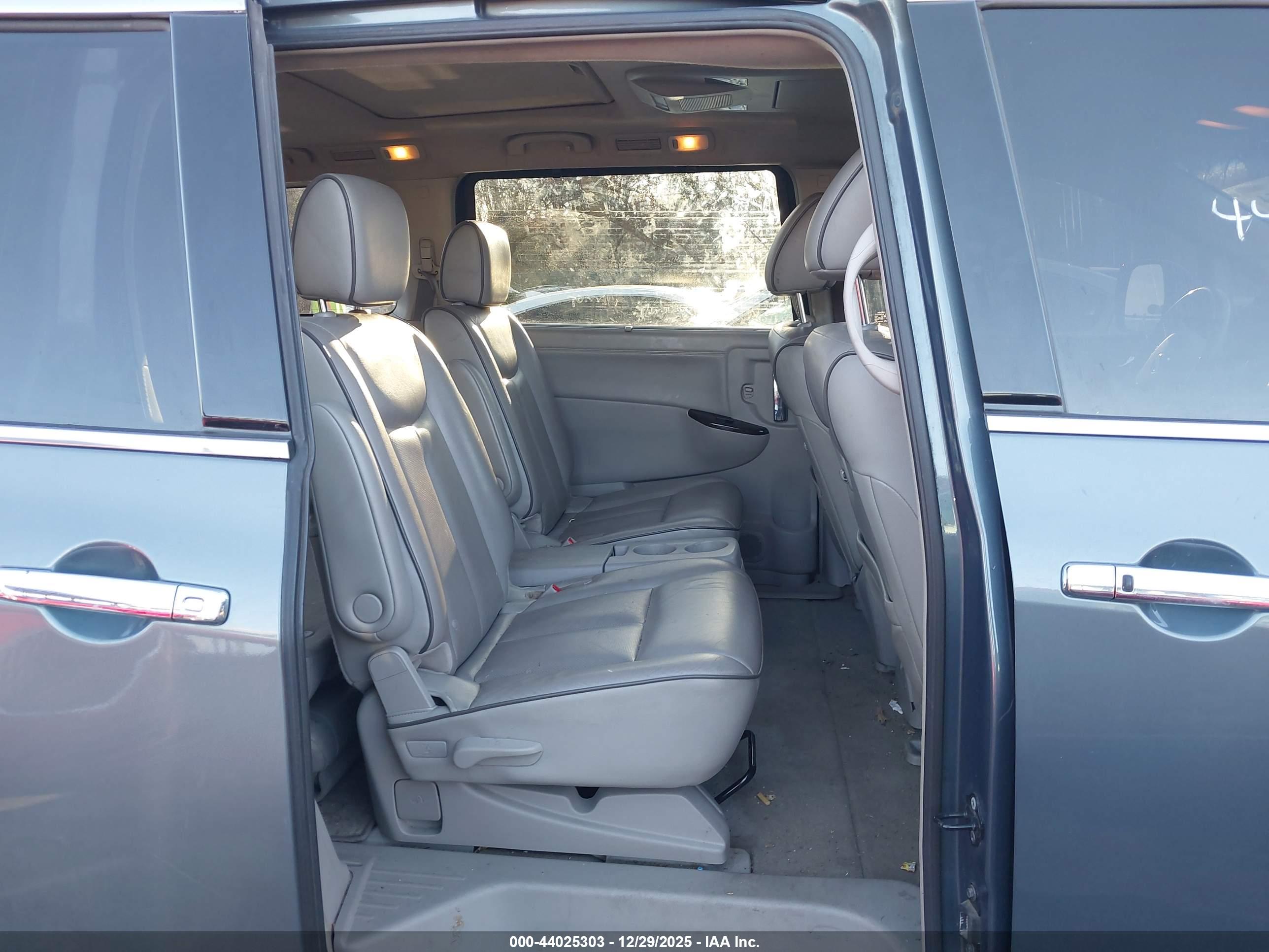 NISSAN QUEST image 8