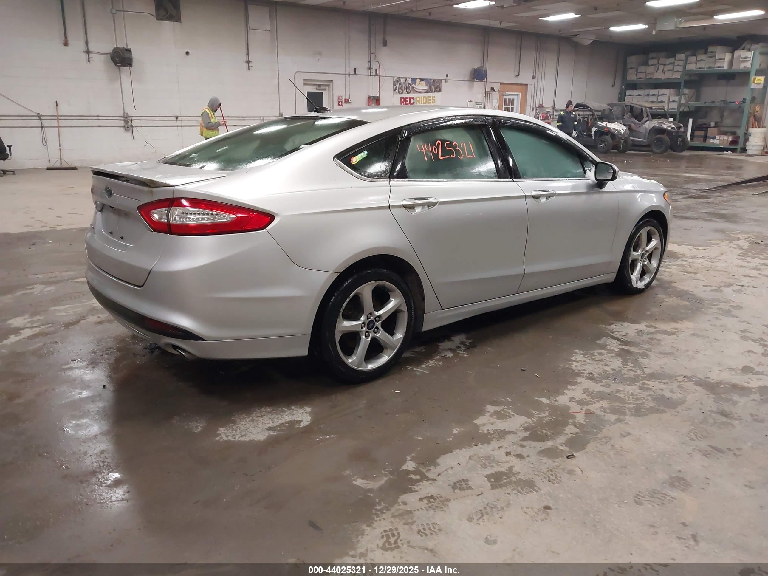 FORD FUSION image 4
