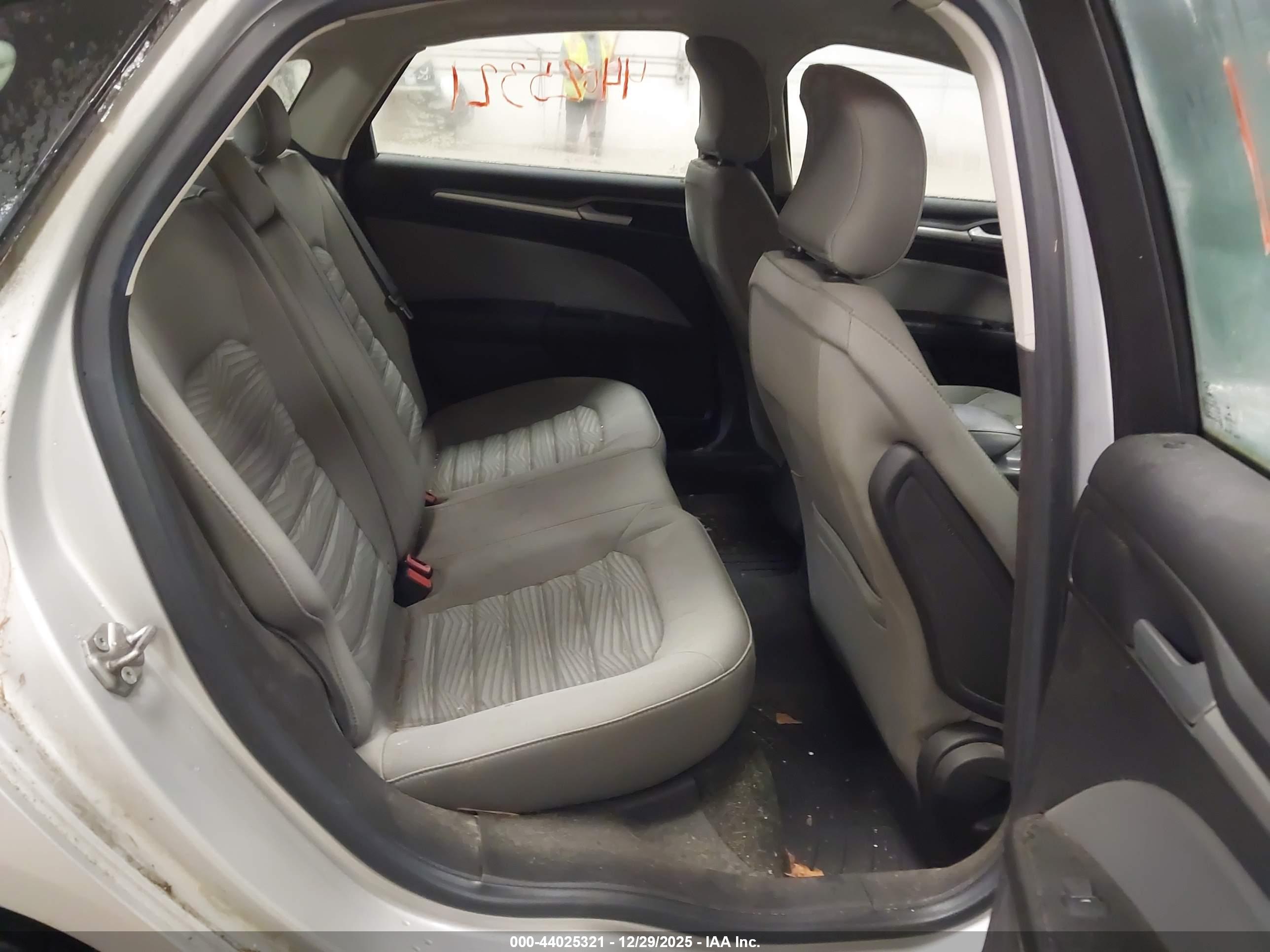 FORD FUSION image 8