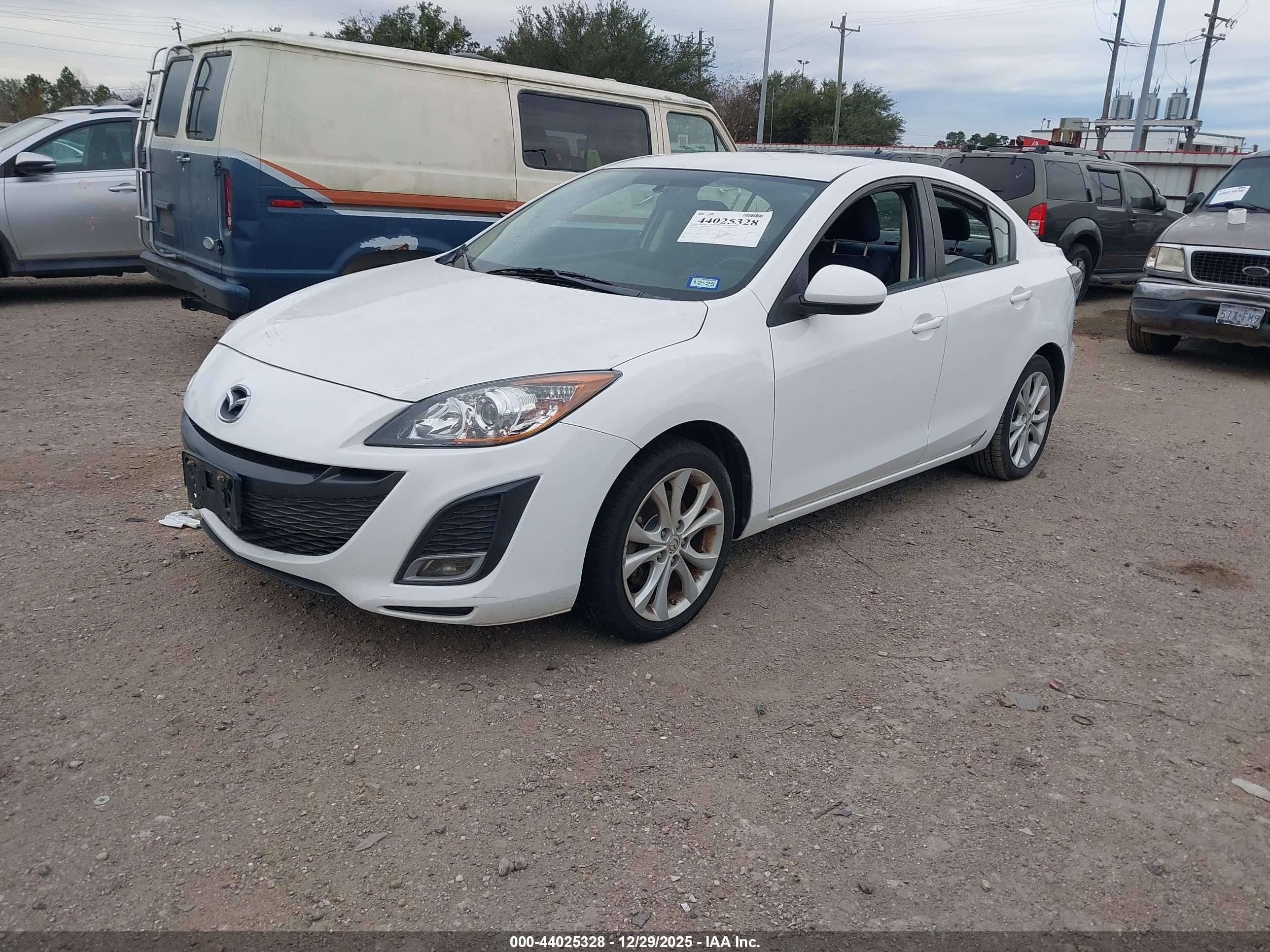 MAZDA MAZDA3 image 2