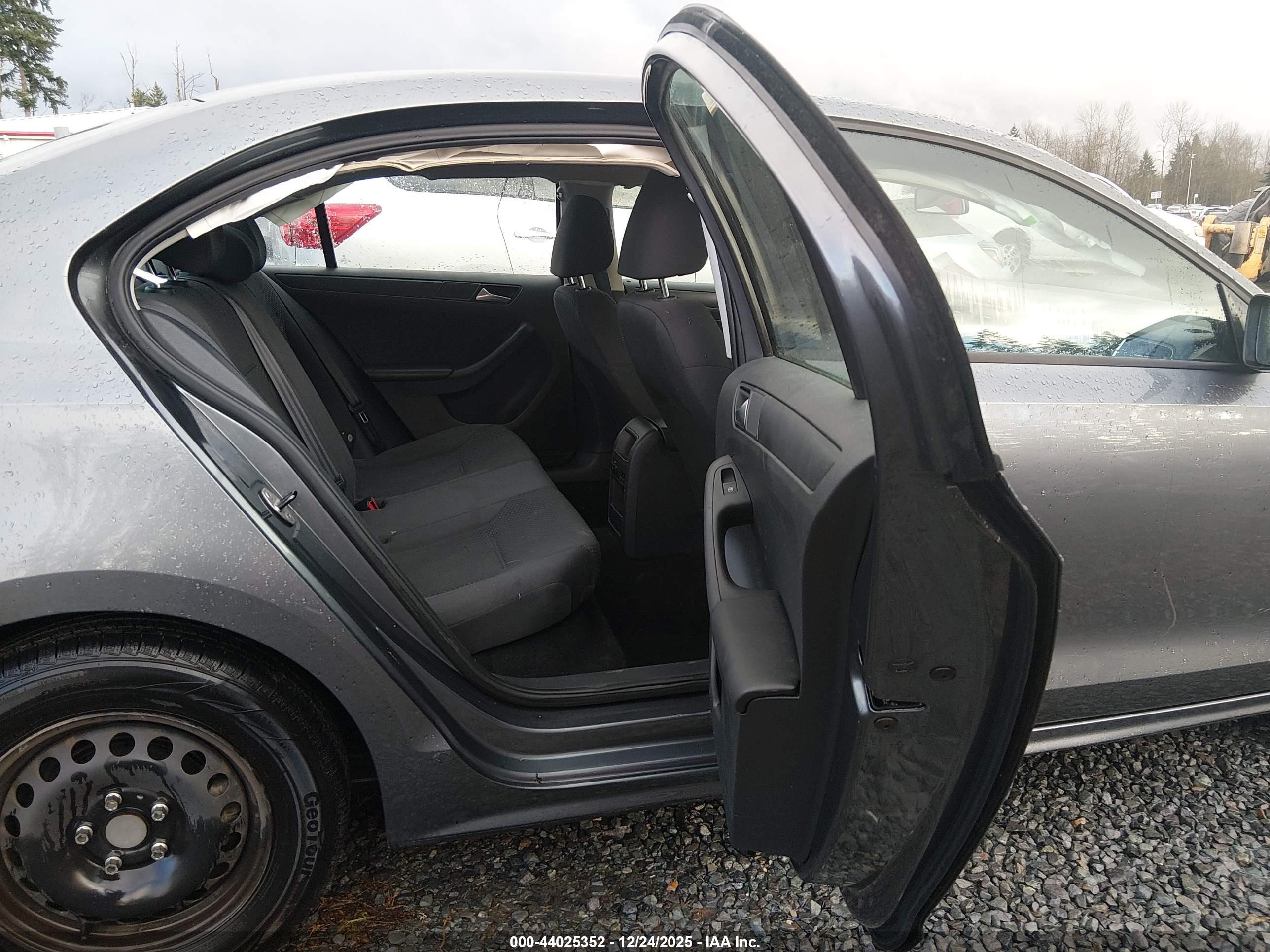 VOLKSWAGEN JETTA image 8