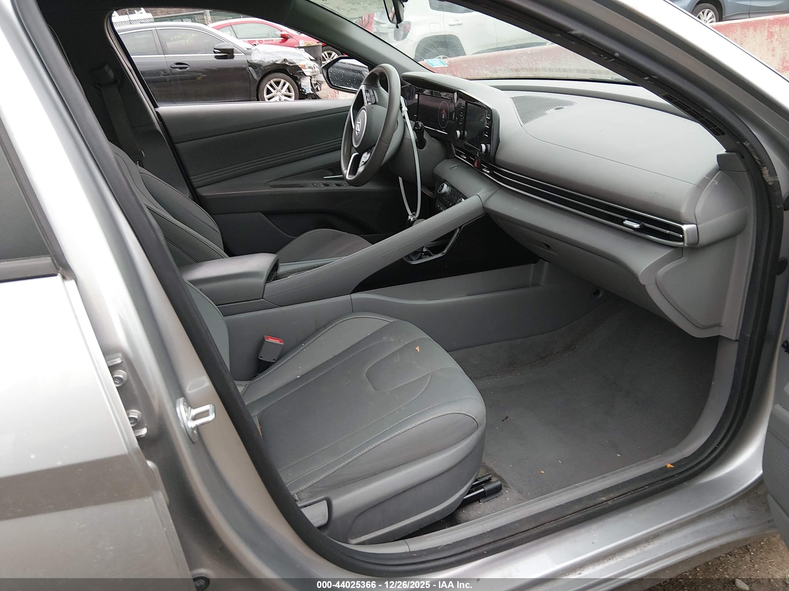 HYUNDAI ELANTRA image 5
