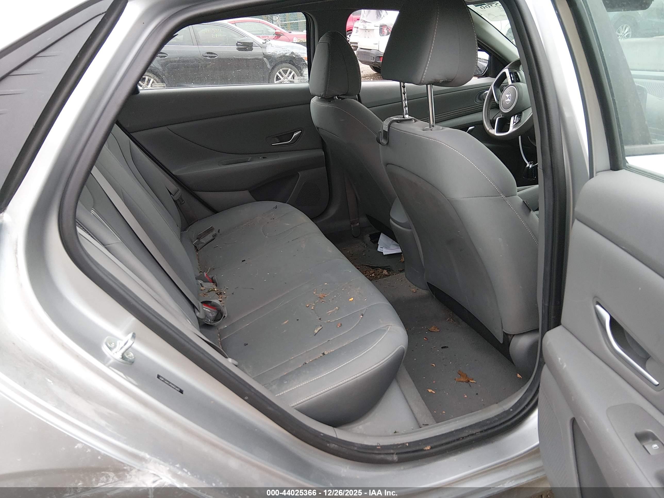 HYUNDAI ELANTRA image 8