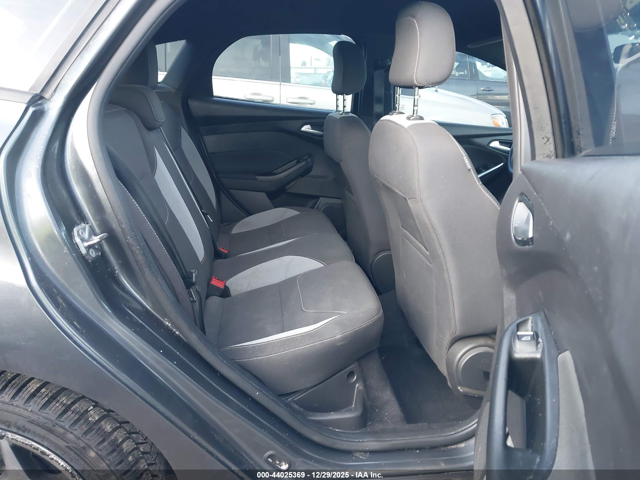 FORD FOCUS image 8