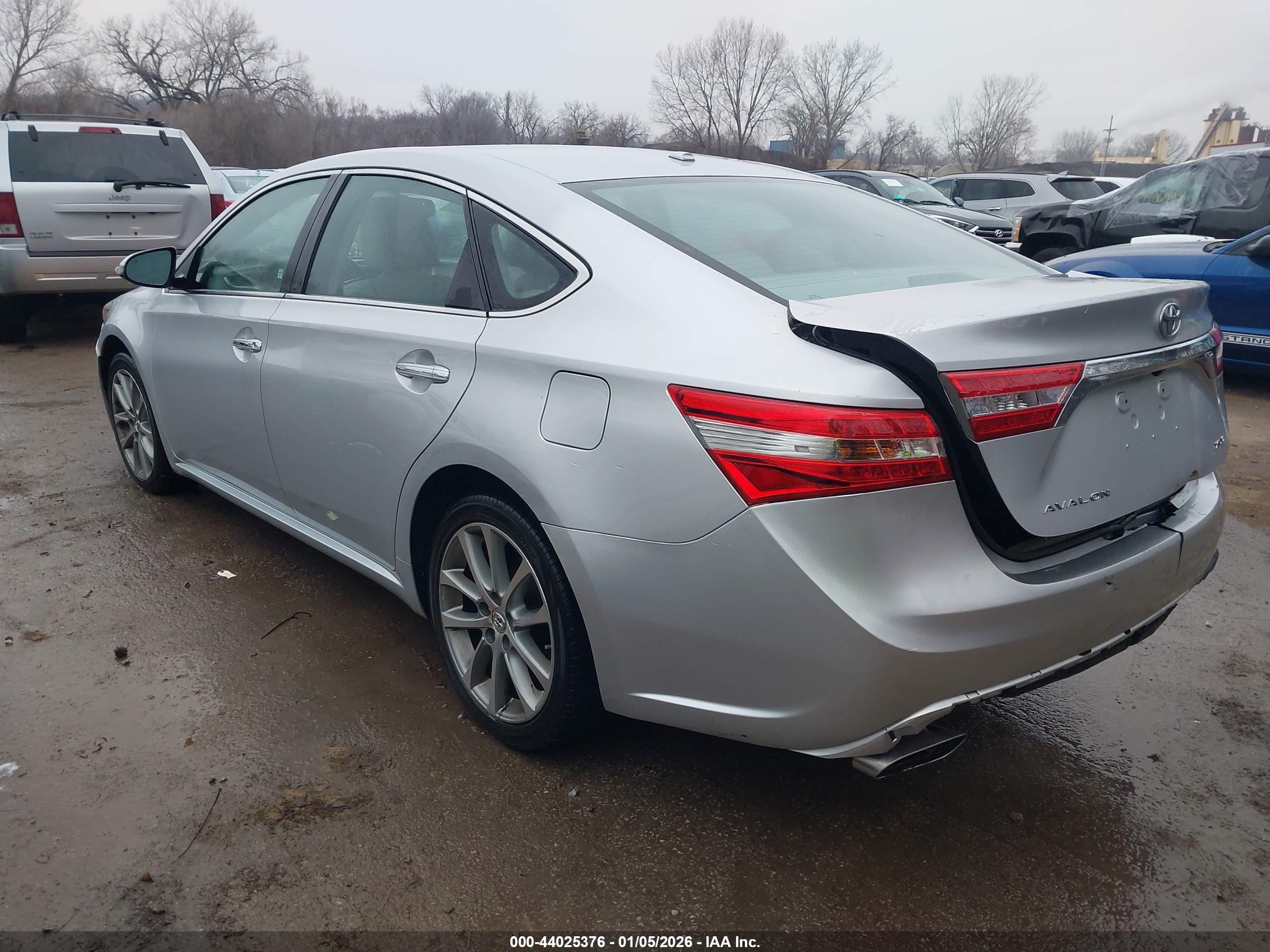 TOYOTA AVALON image 3