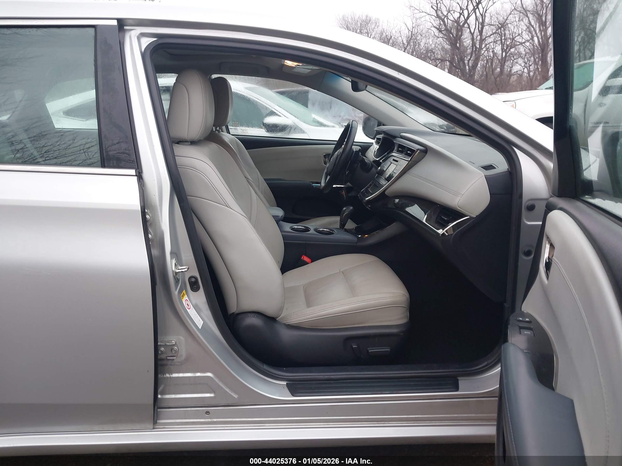 TOYOTA AVALON image 5