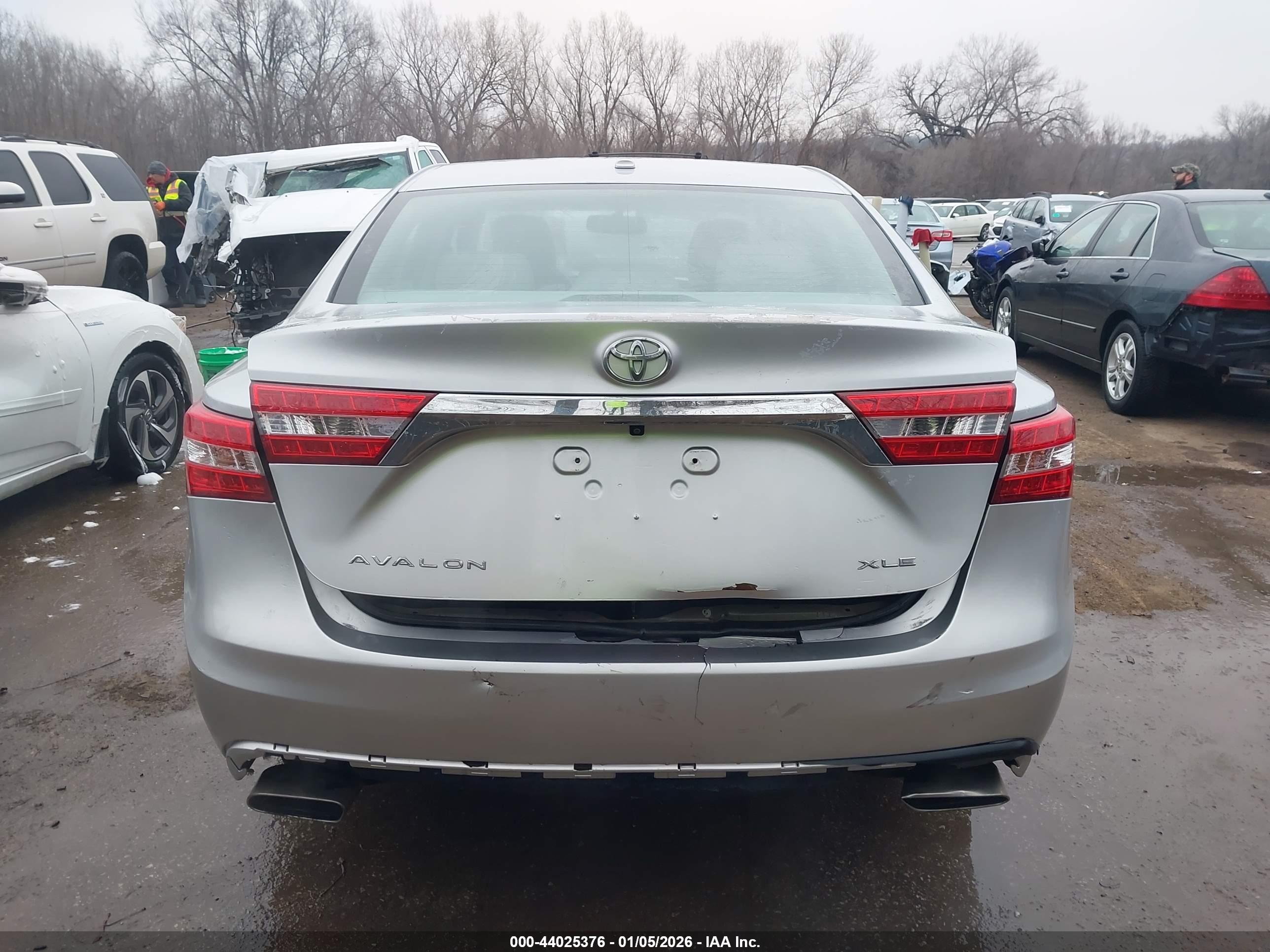 TOYOTA AVALON image 6