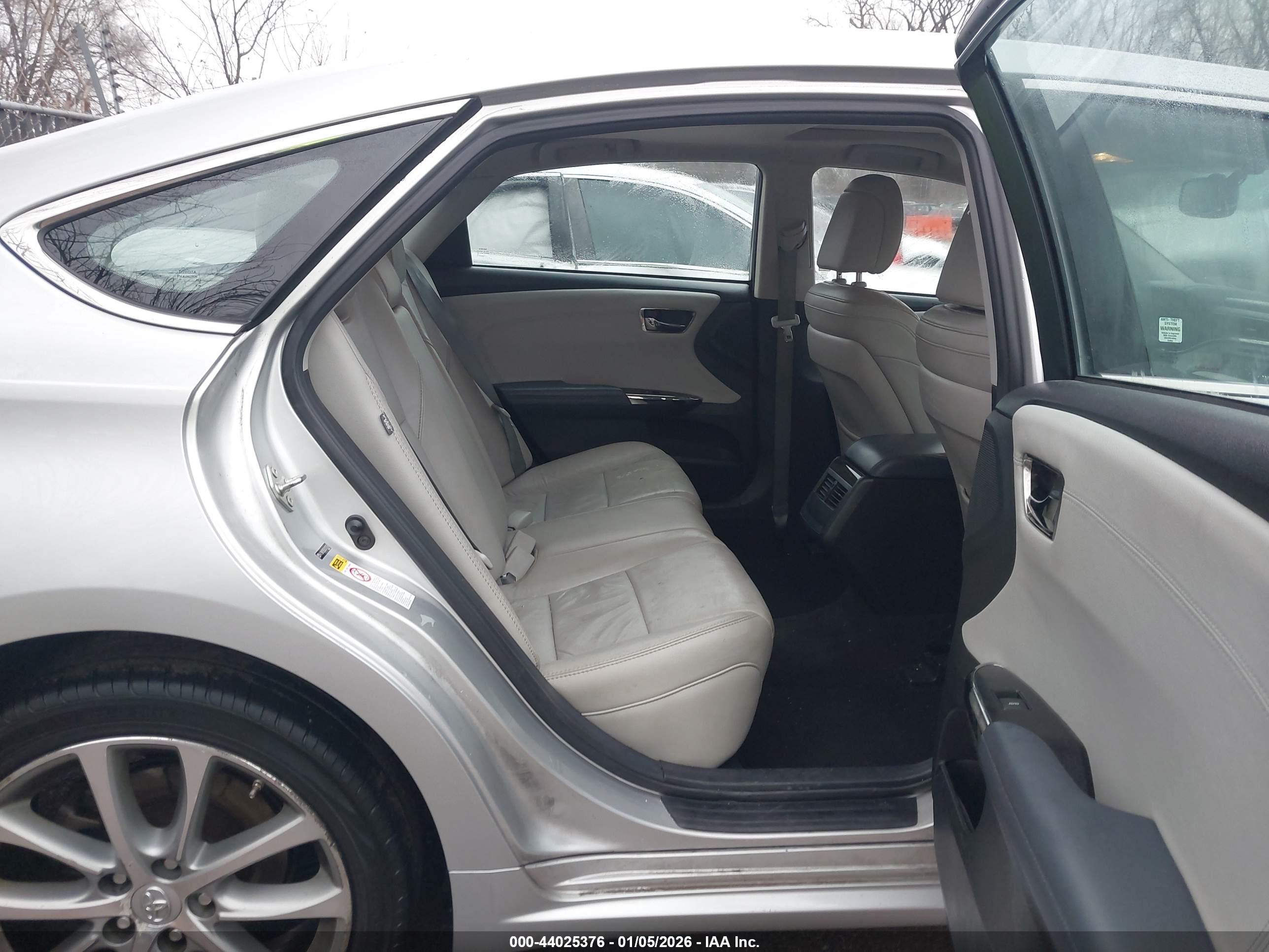 TOYOTA AVALON image 8