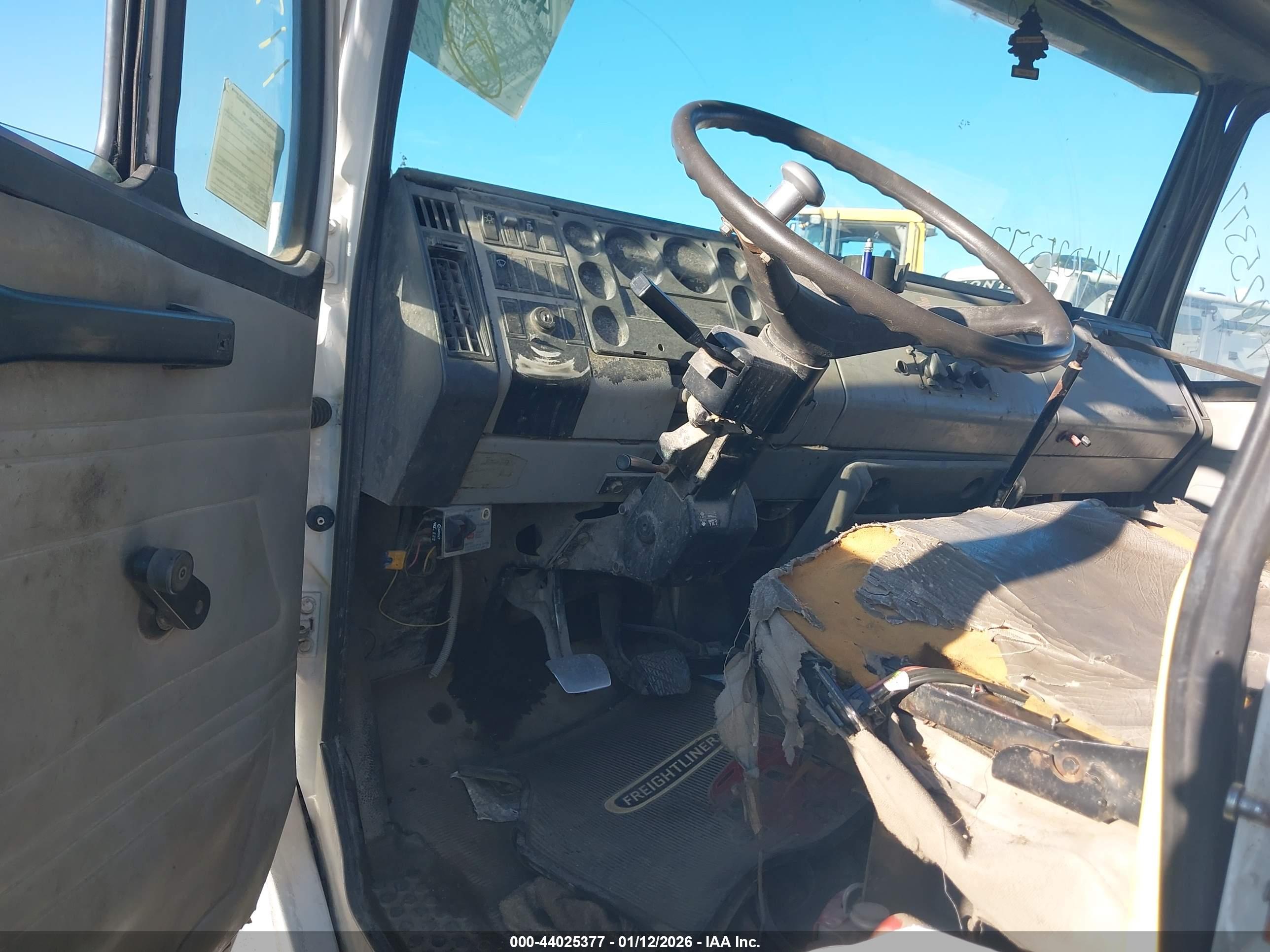 FREIGHTLINER MEDIUM image 7