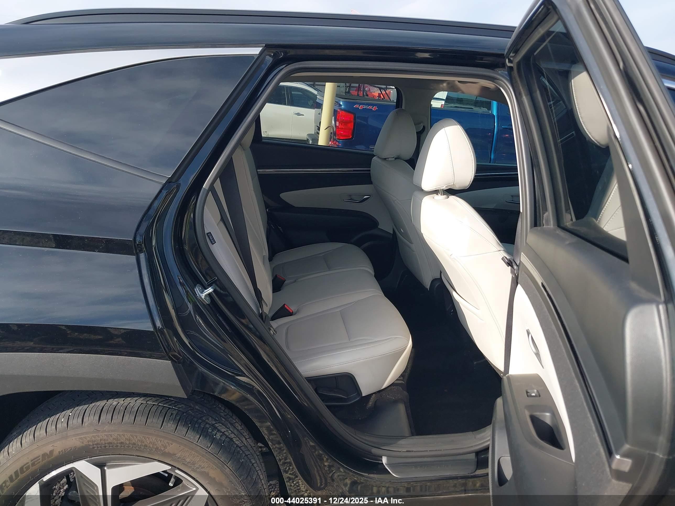 HYUNDAI TUCSON image 8