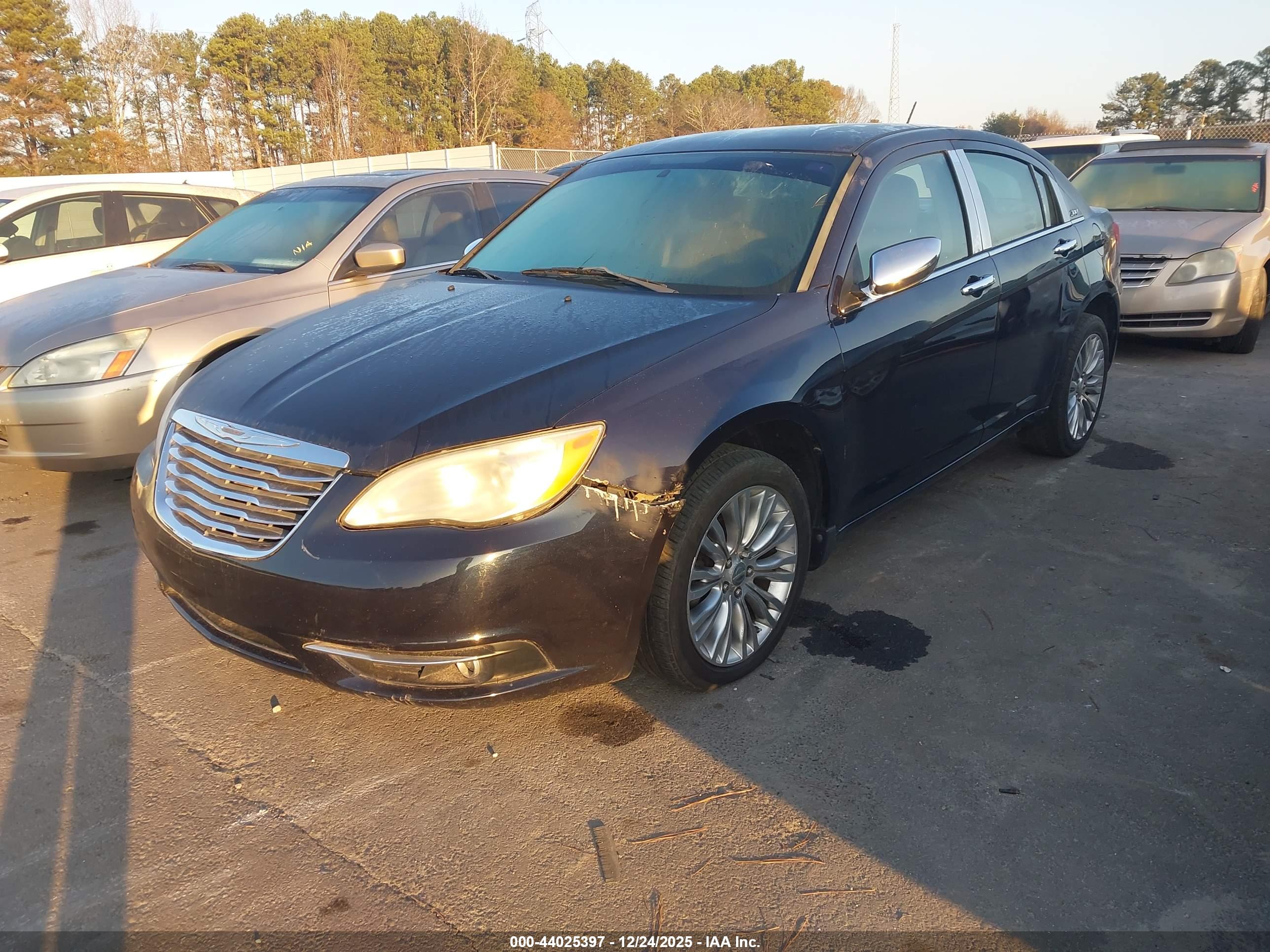 CHRYSLER 200 image 2