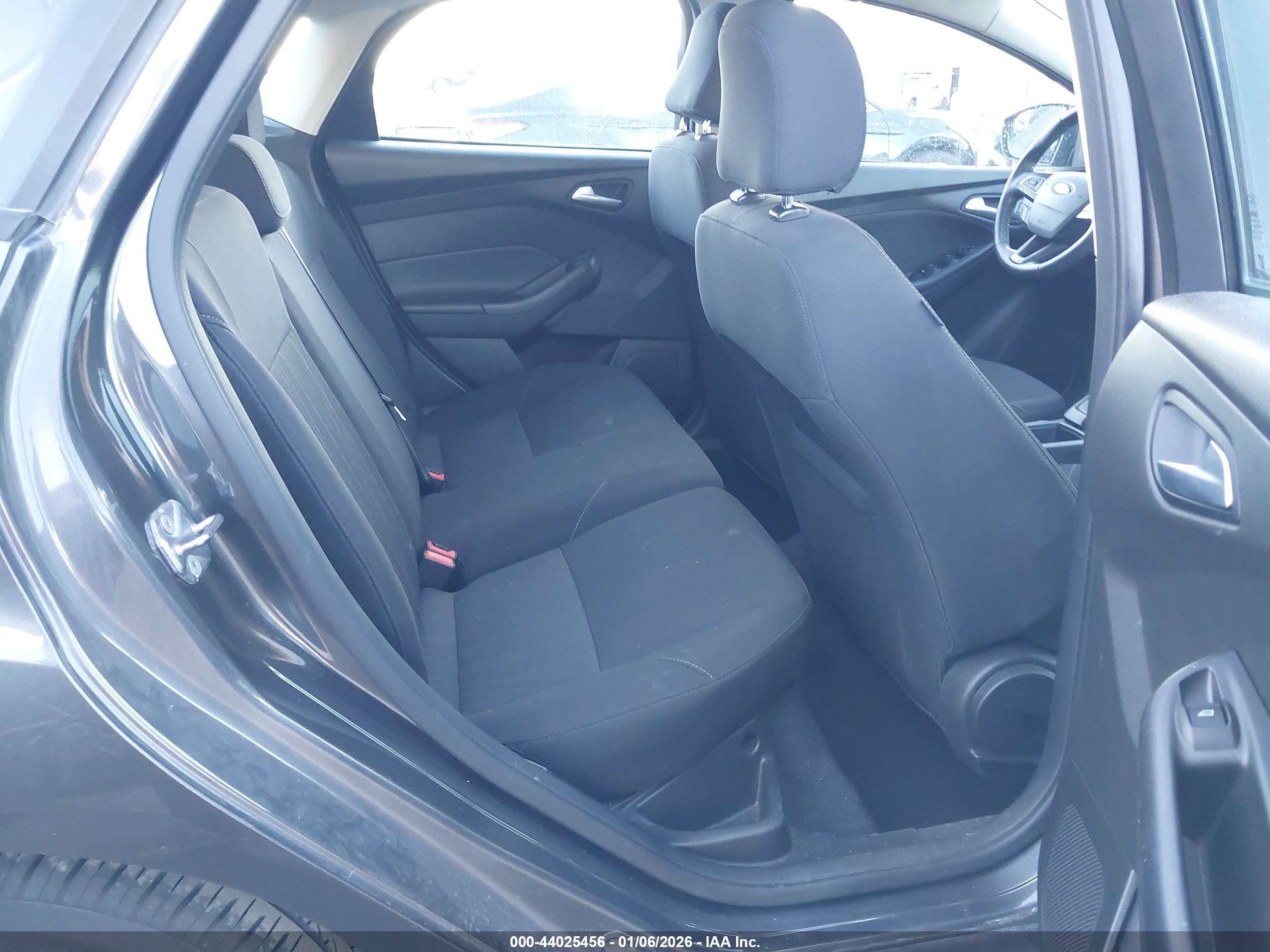 FORD FOCUS image 8