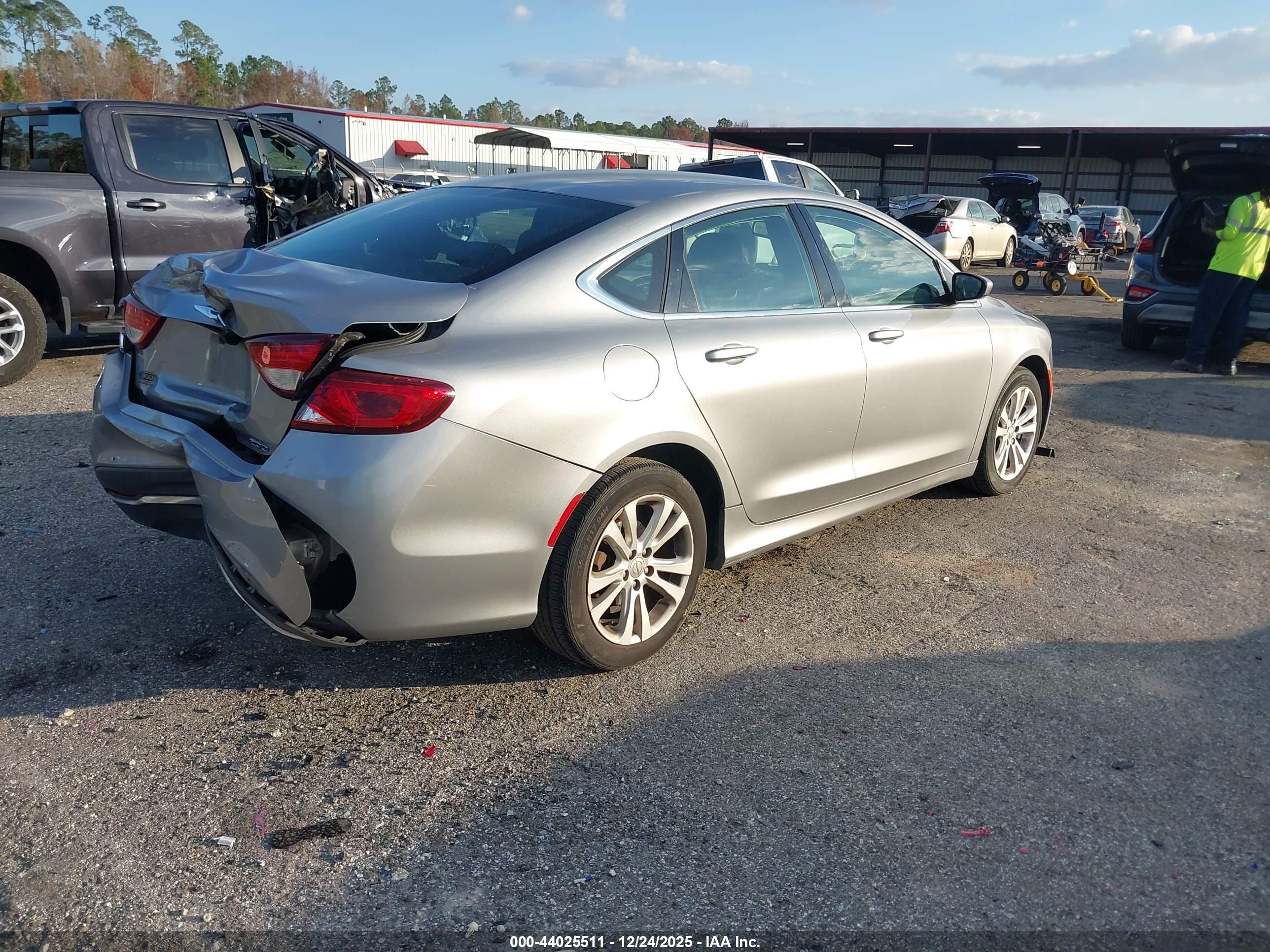 CHRYSLER 200 image 4