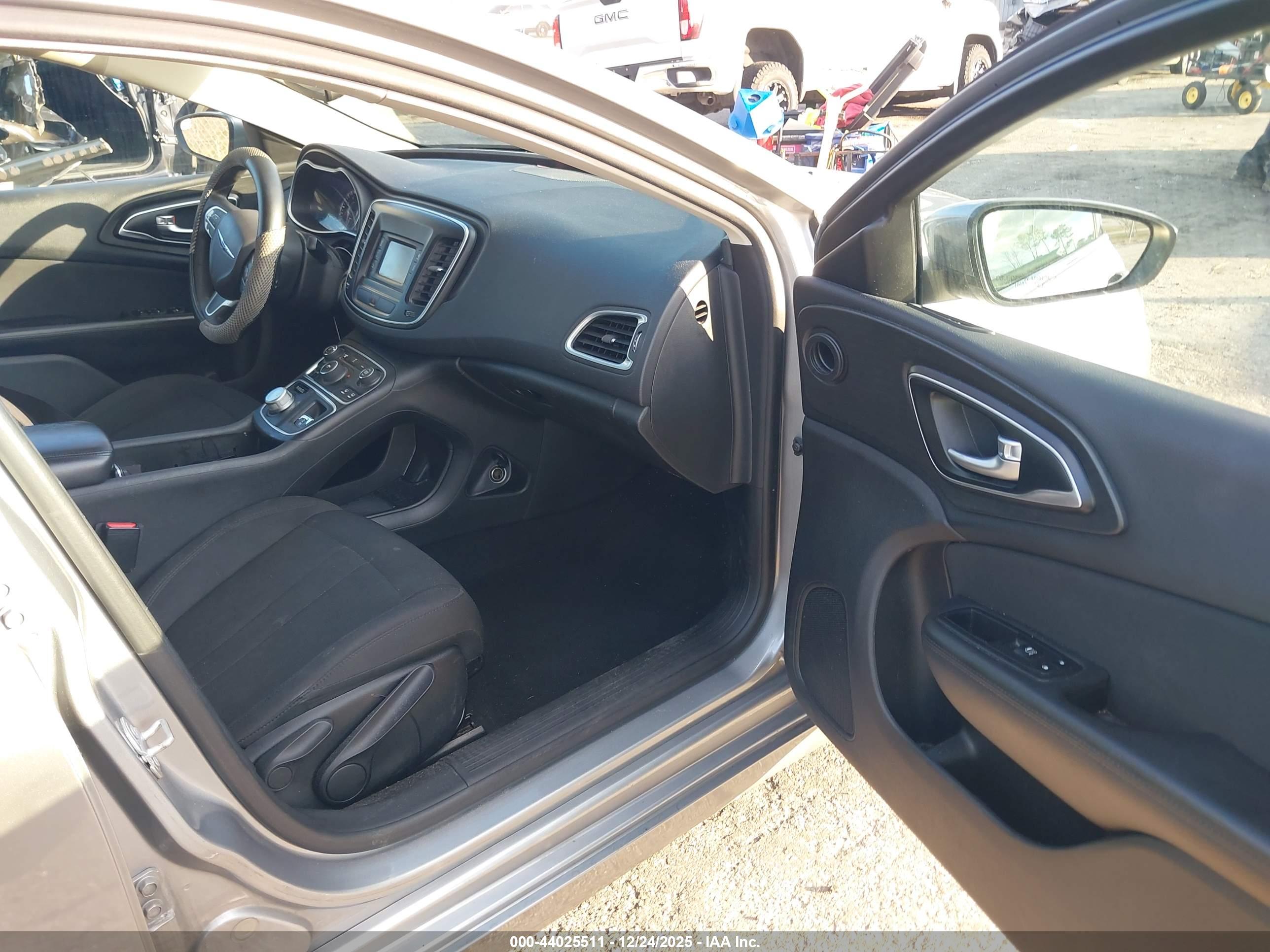 CHRYSLER 200 image 5