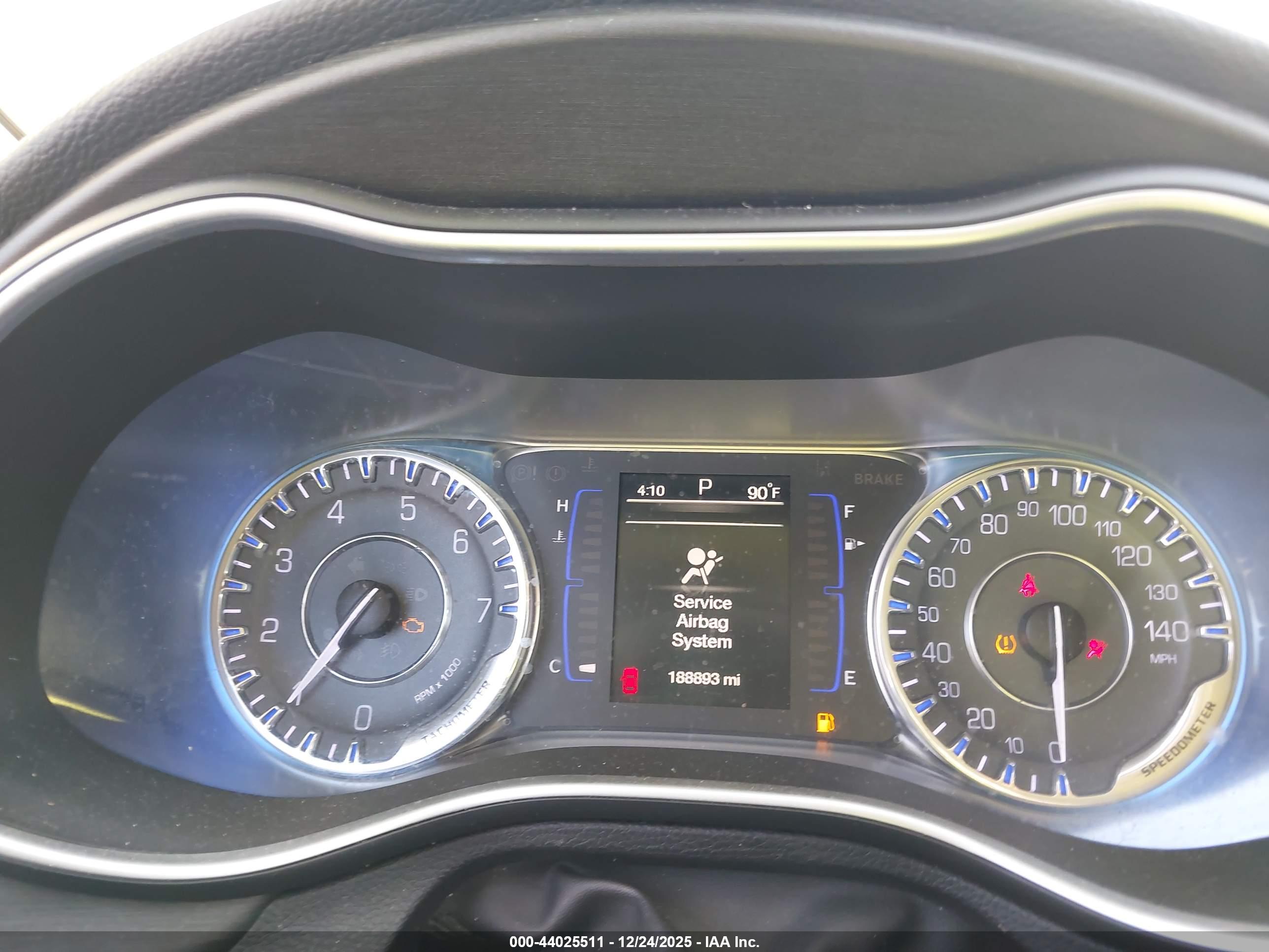 CHRYSLER 200 image 7