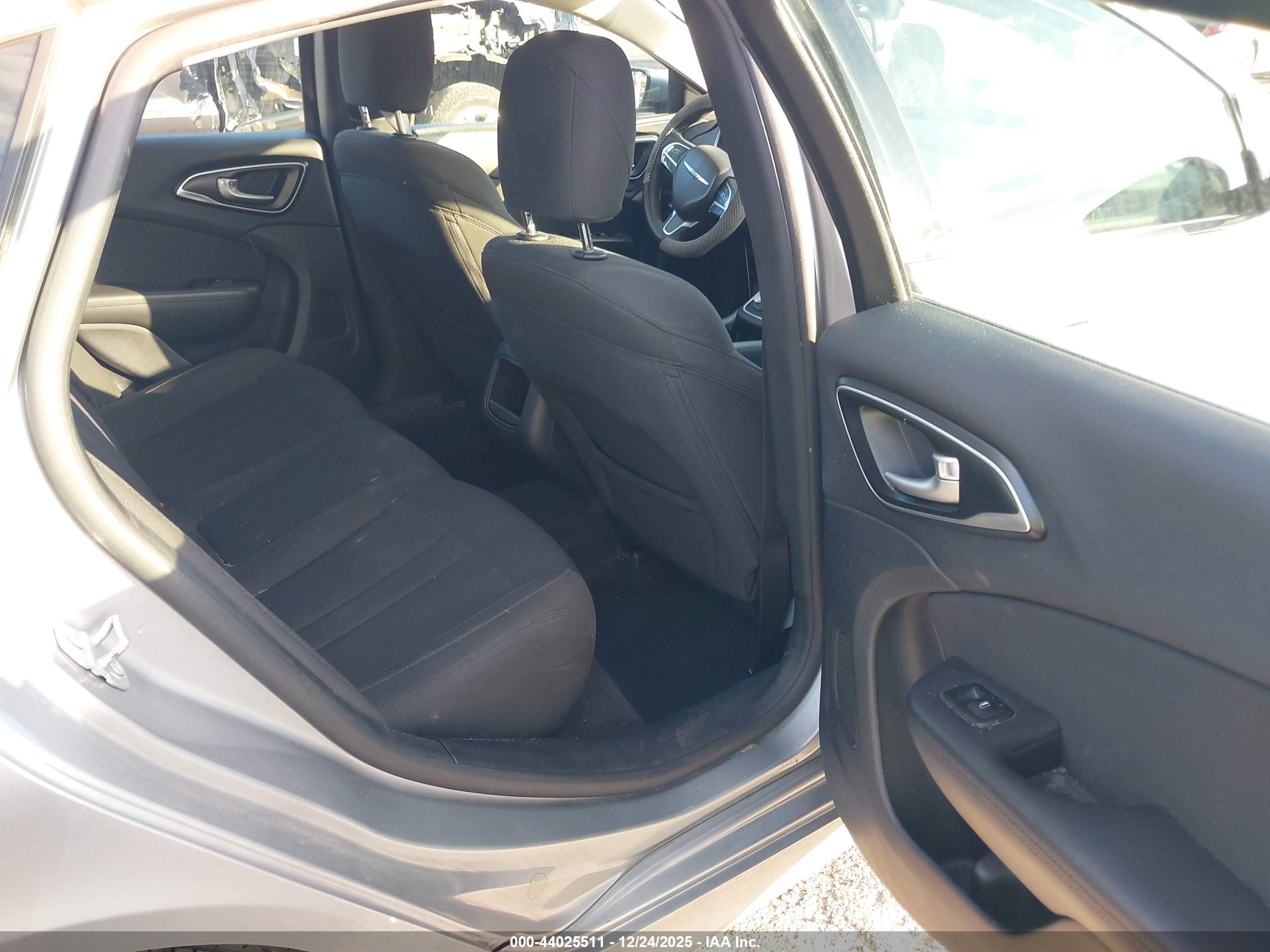CHRYSLER 200 image 8