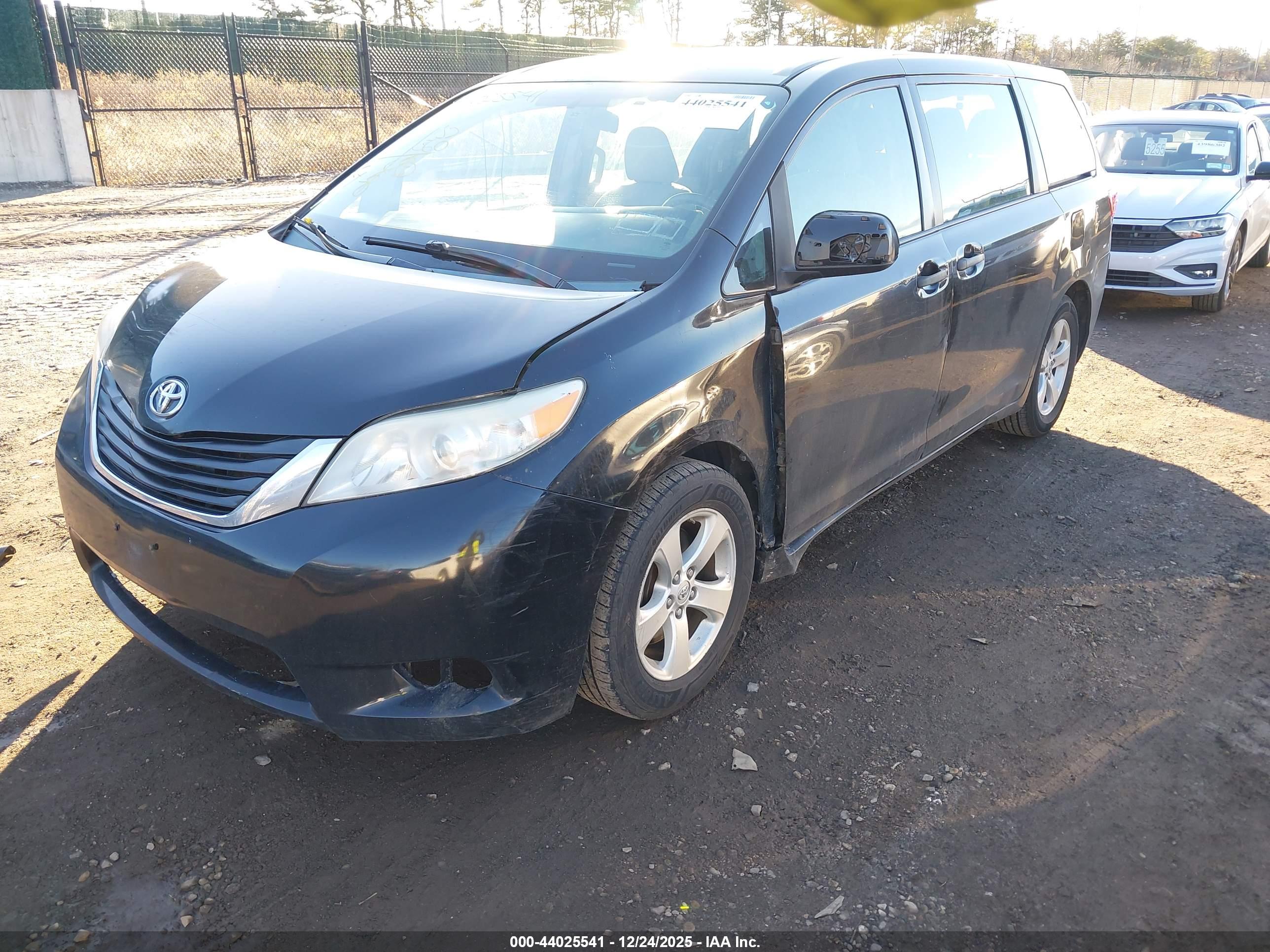 TOYOTA SIENNA image 2
