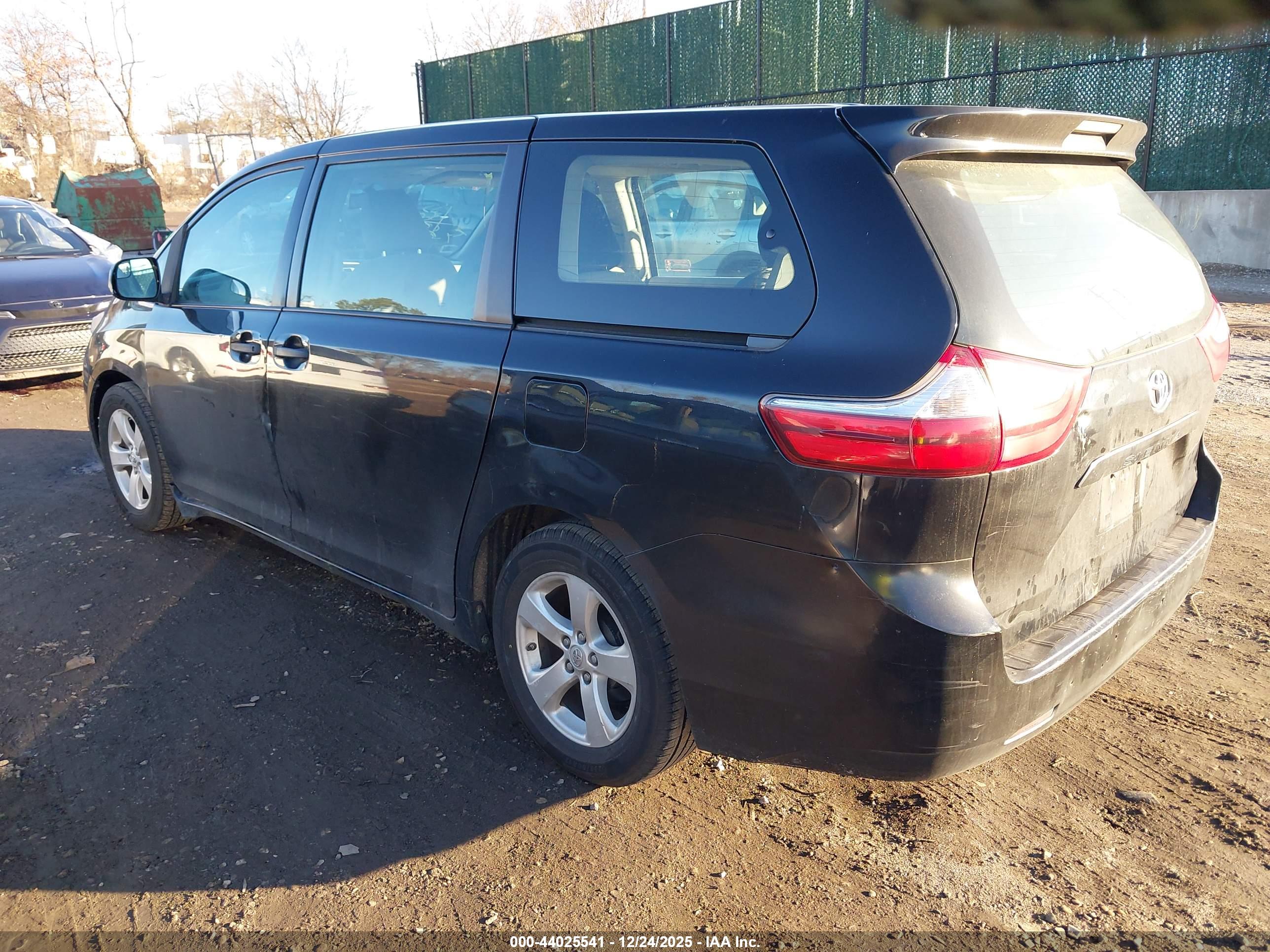 TOYOTA SIENNA image 3