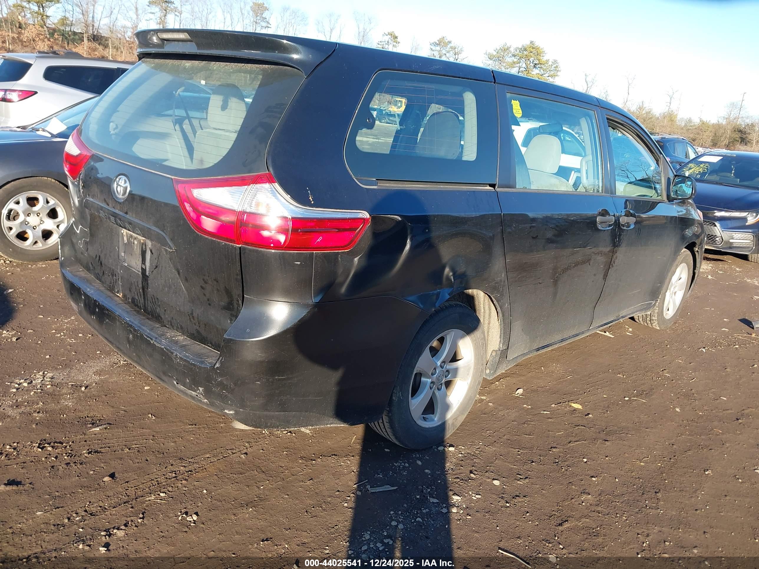 TOYOTA SIENNA image 4