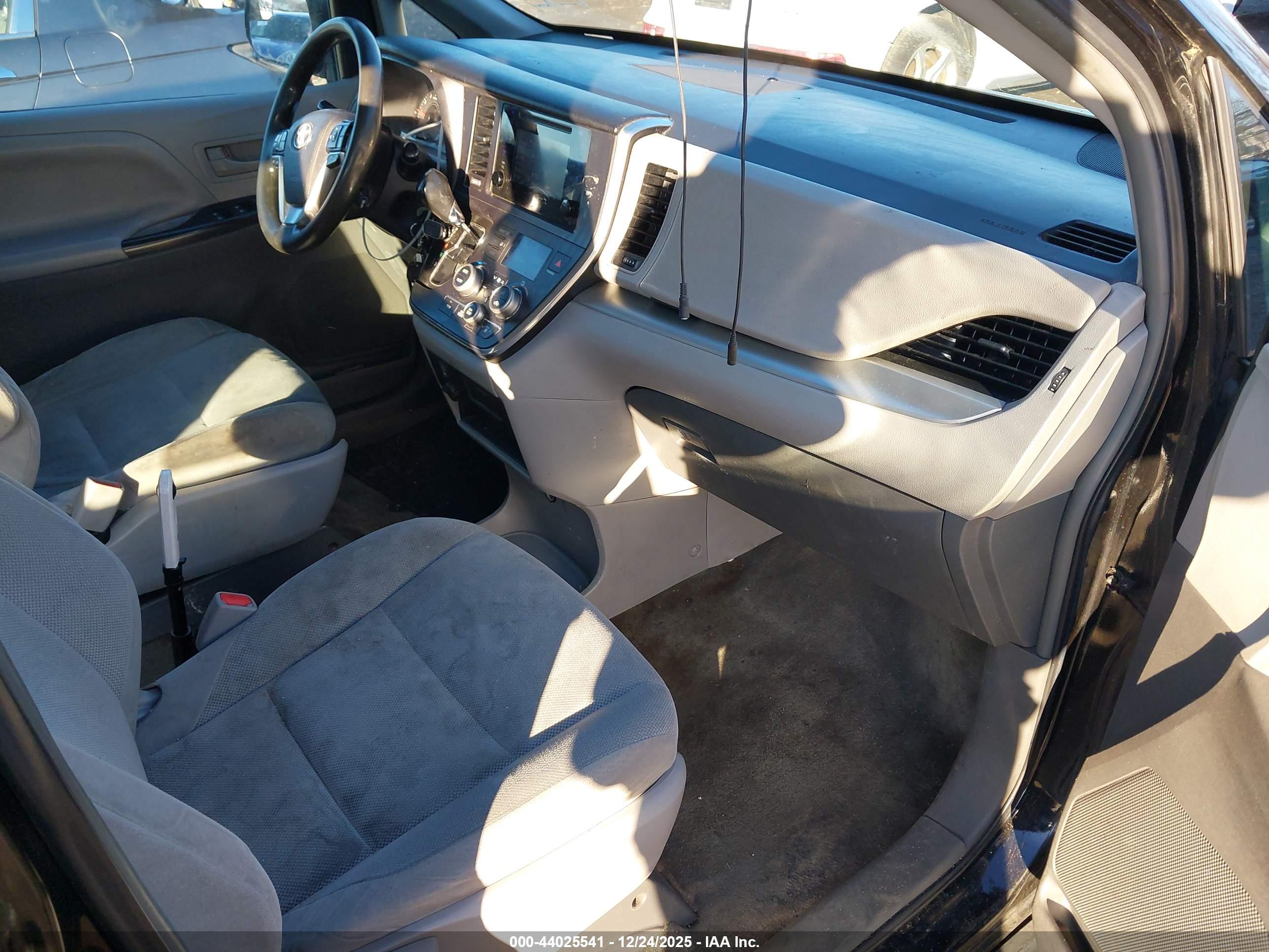 TOYOTA SIENNA image 5