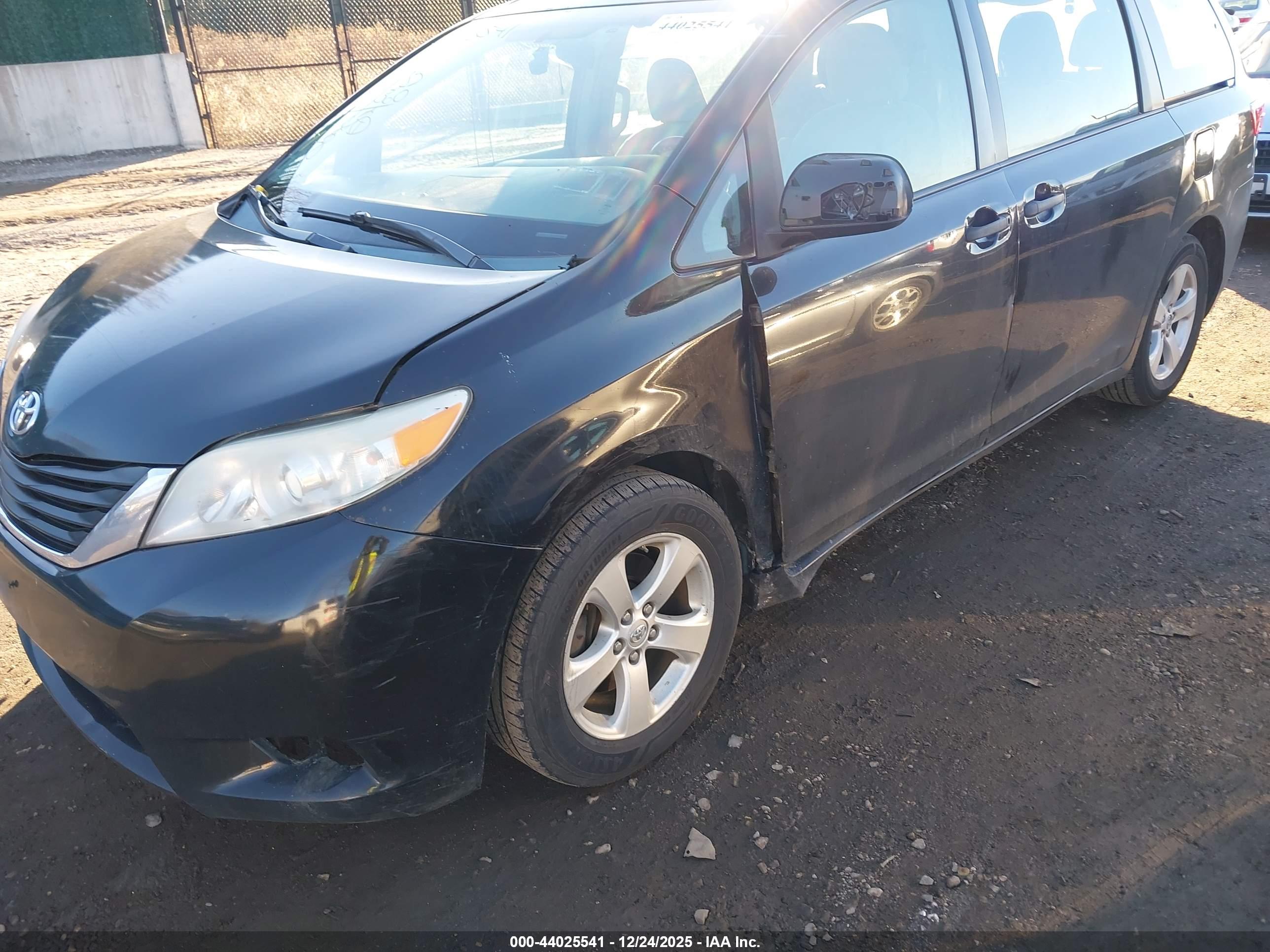 TOYOTA SIENNA image 6