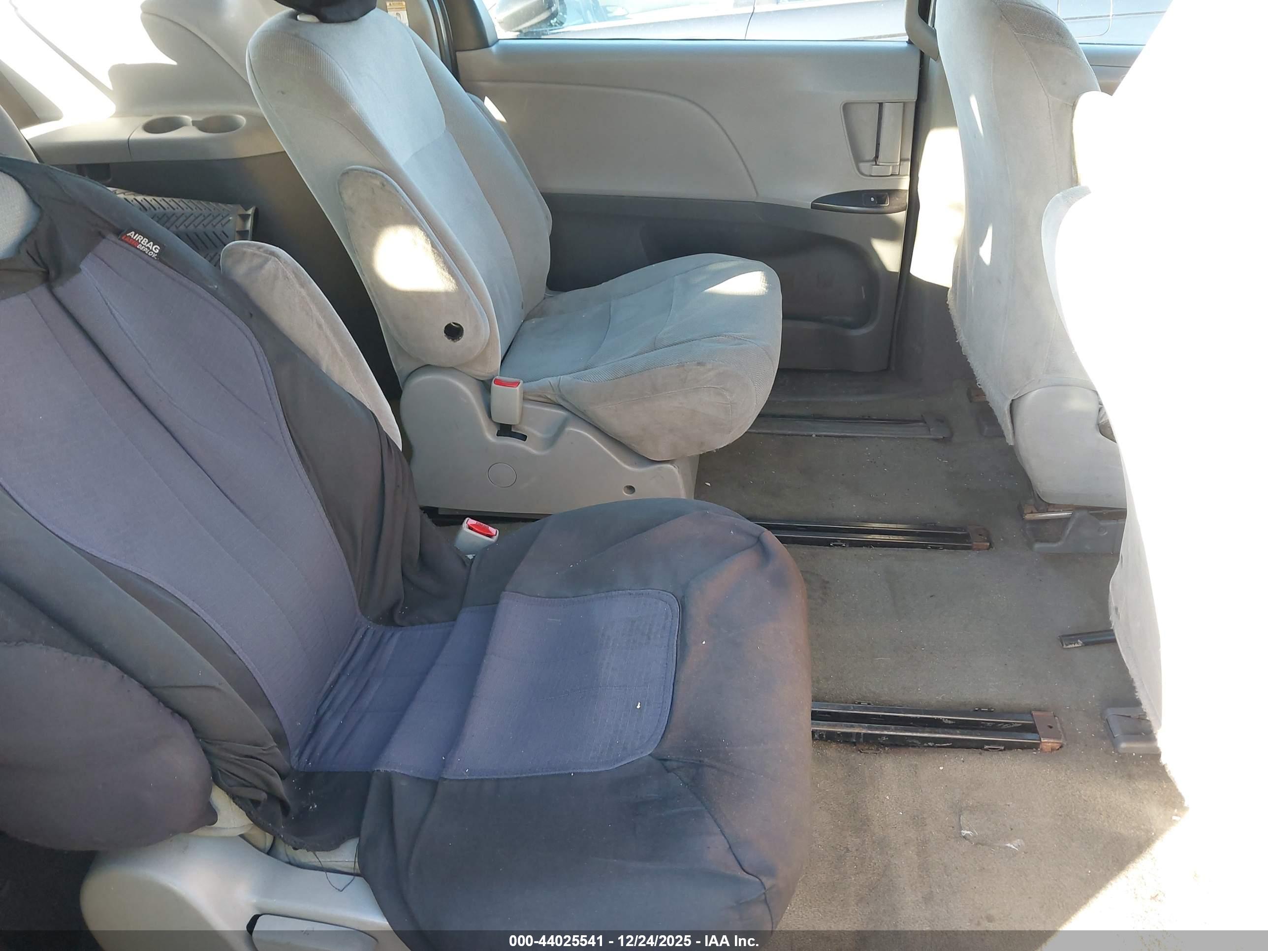 TOYOTA SIENNA image 8
