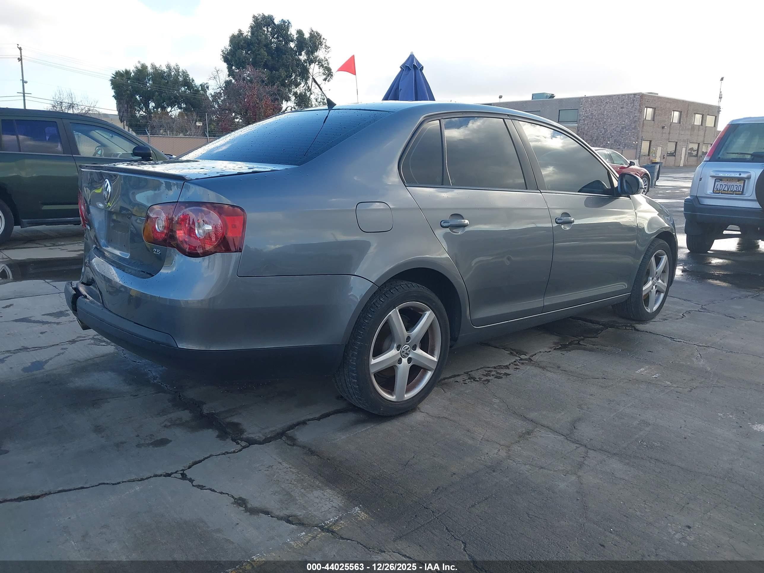 VOLKSWAGEN JETTA image 4