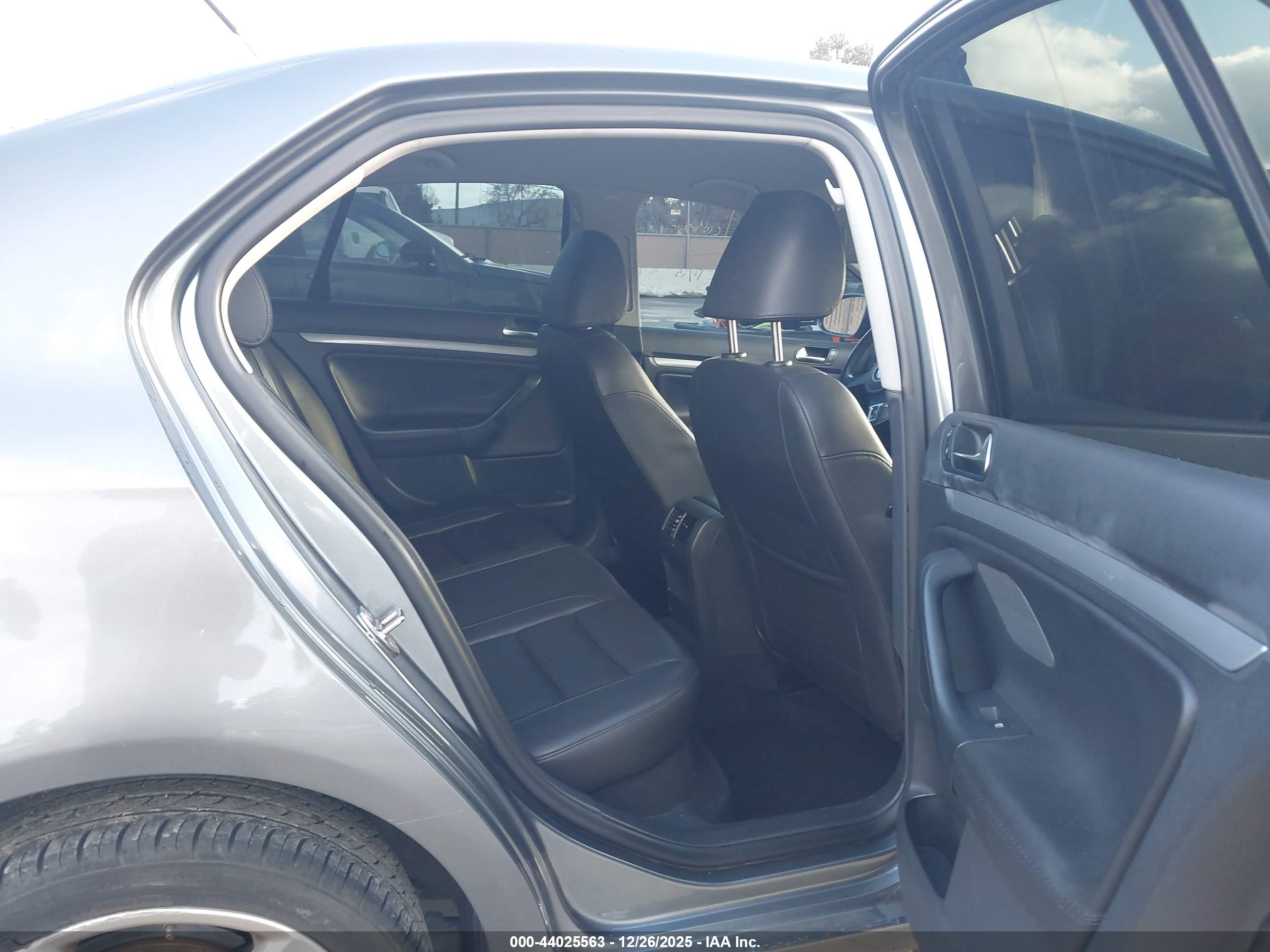VOLKSWAGEN JETTA image 8