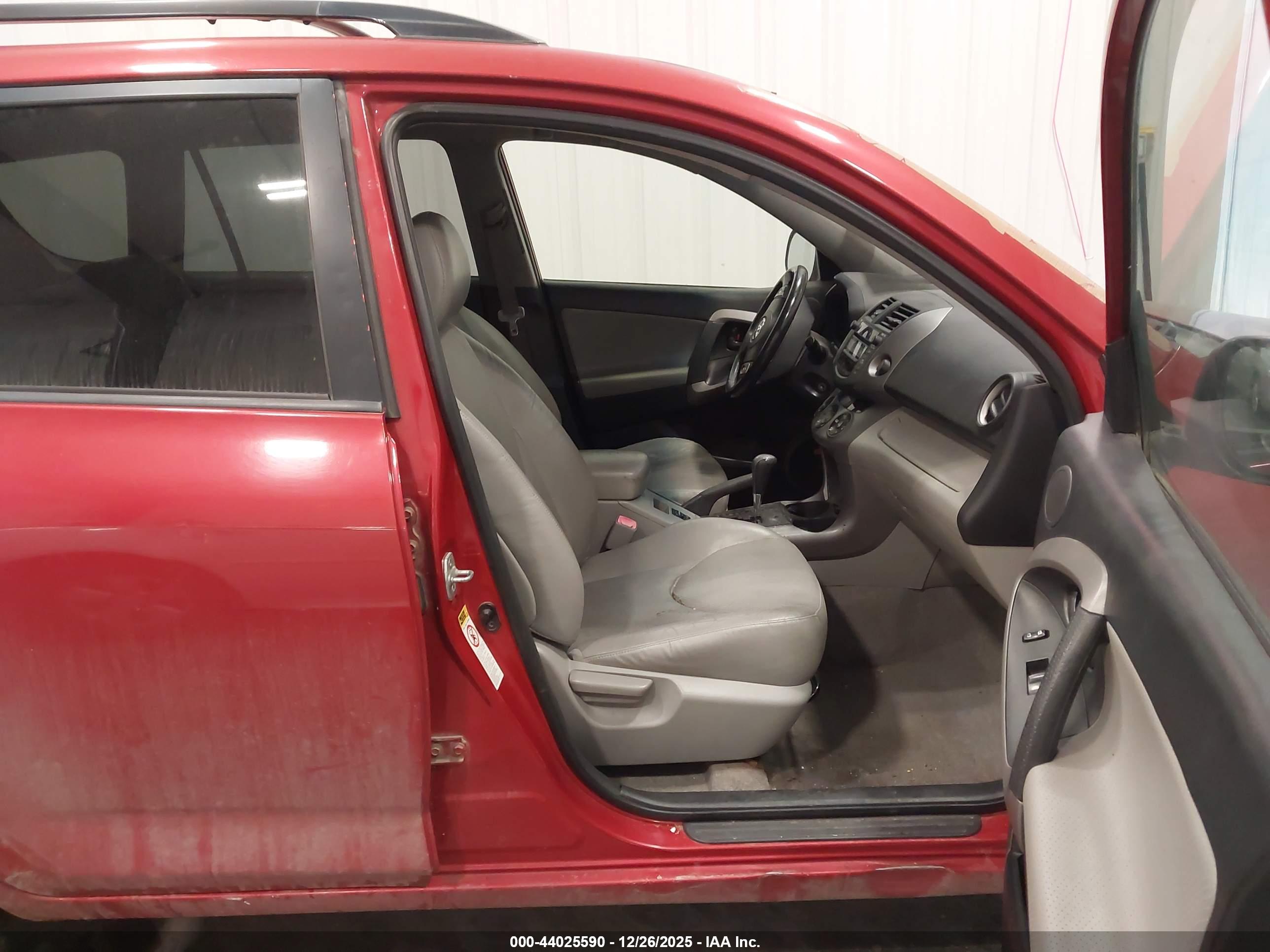 TOYOTA RAV4 image 5