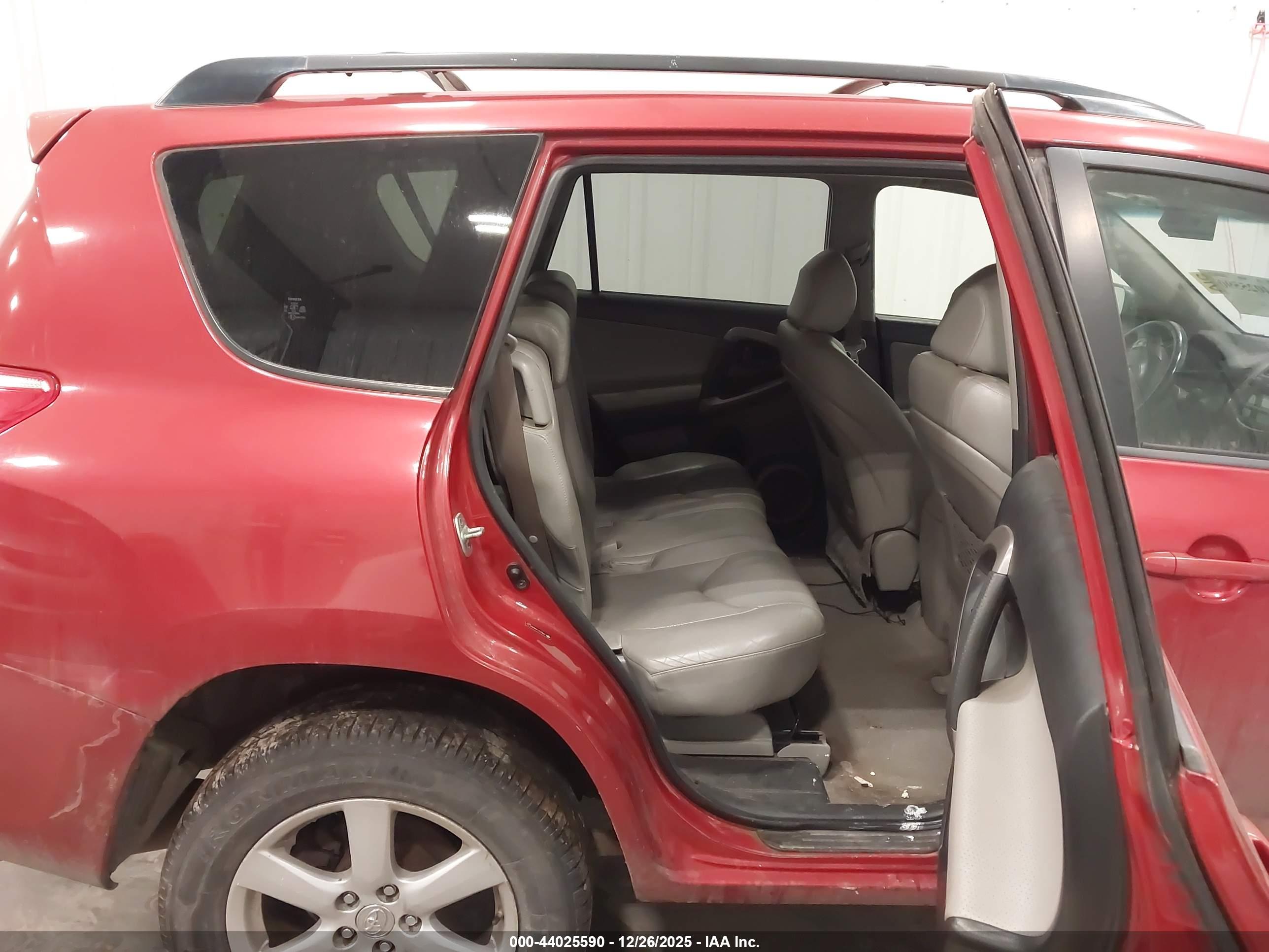 TOYOTA RAV4 image 8