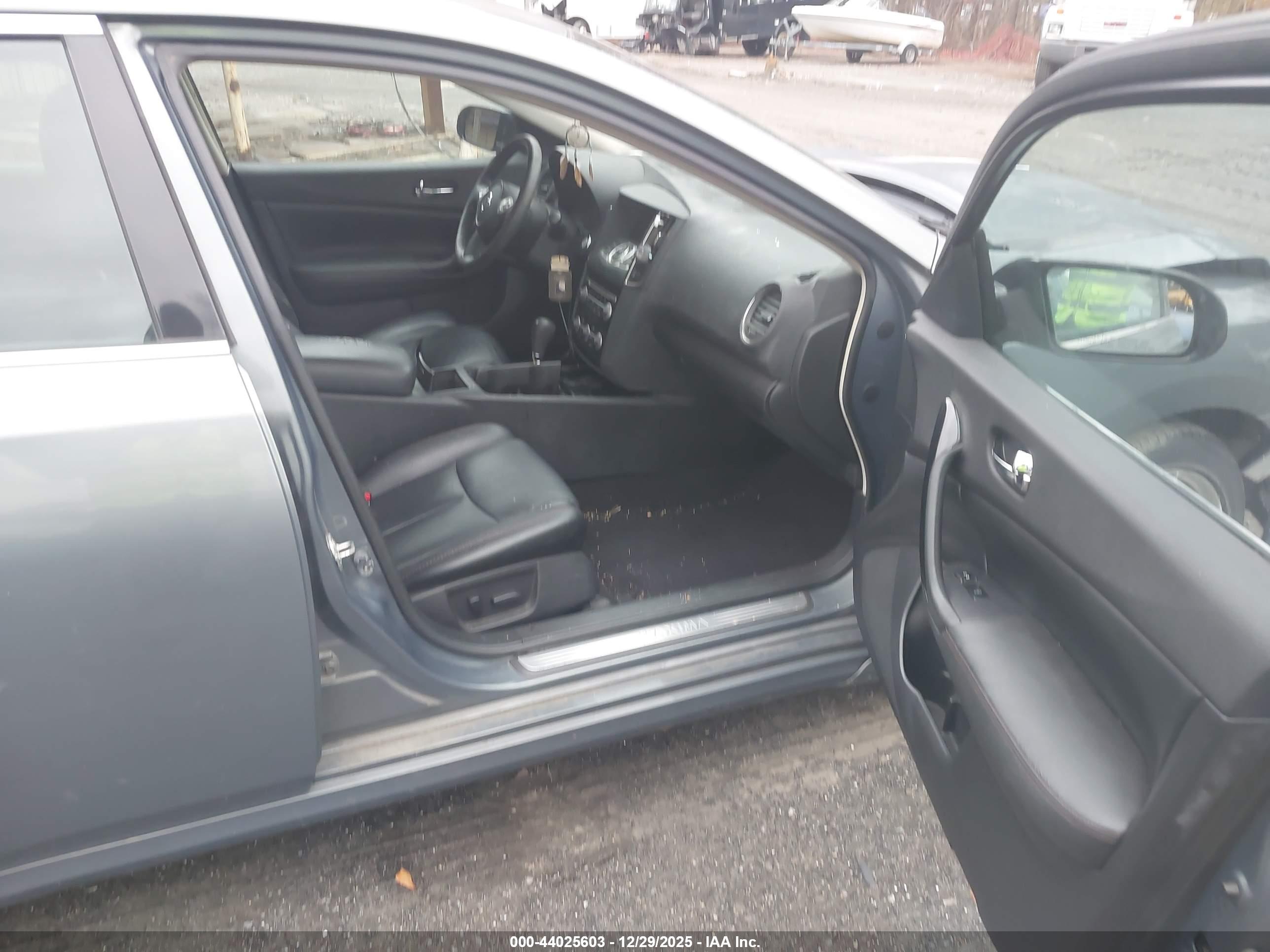 NISSAN MAXIMA image 5