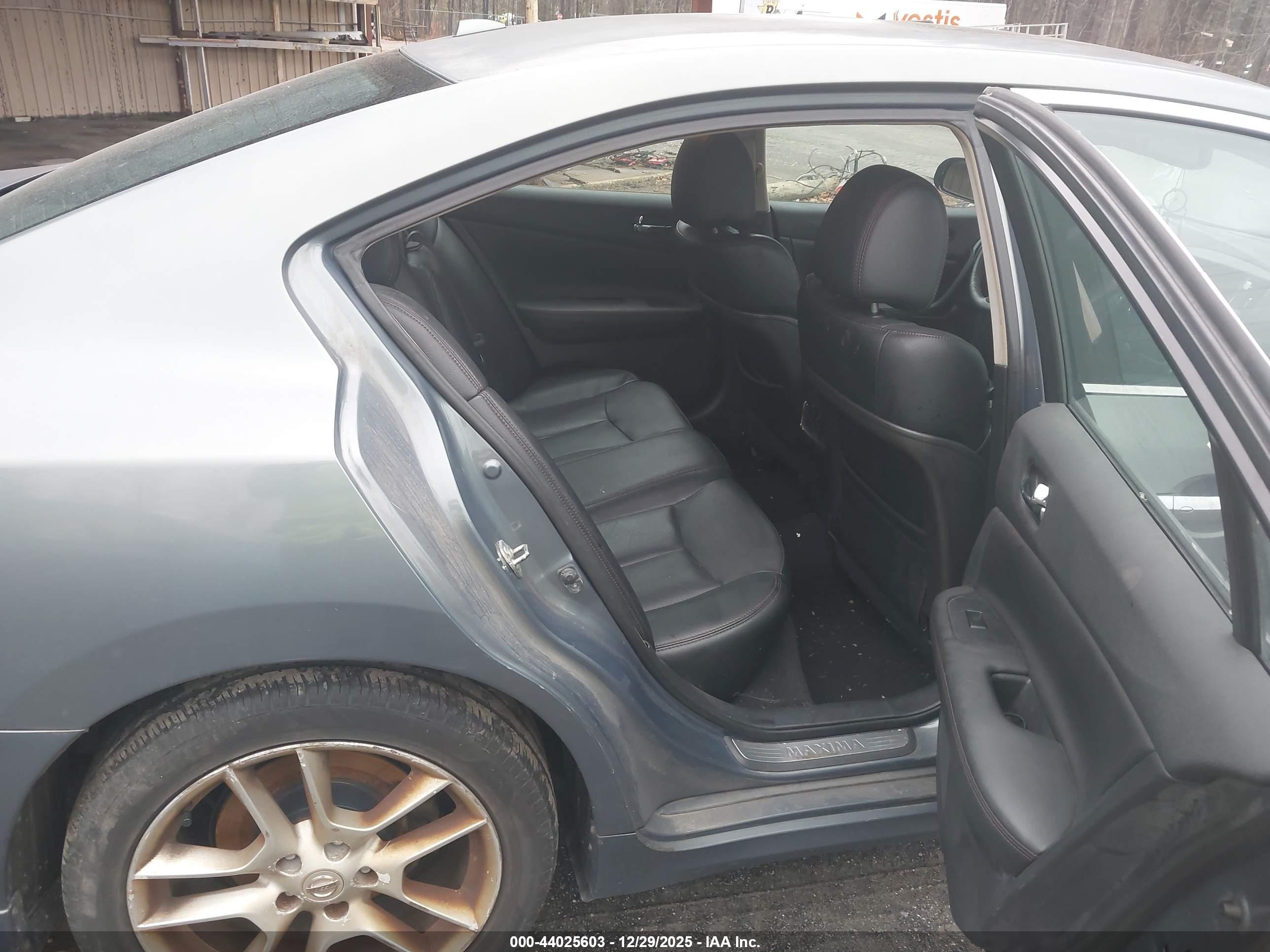 NISSAN MAXIMA image 8