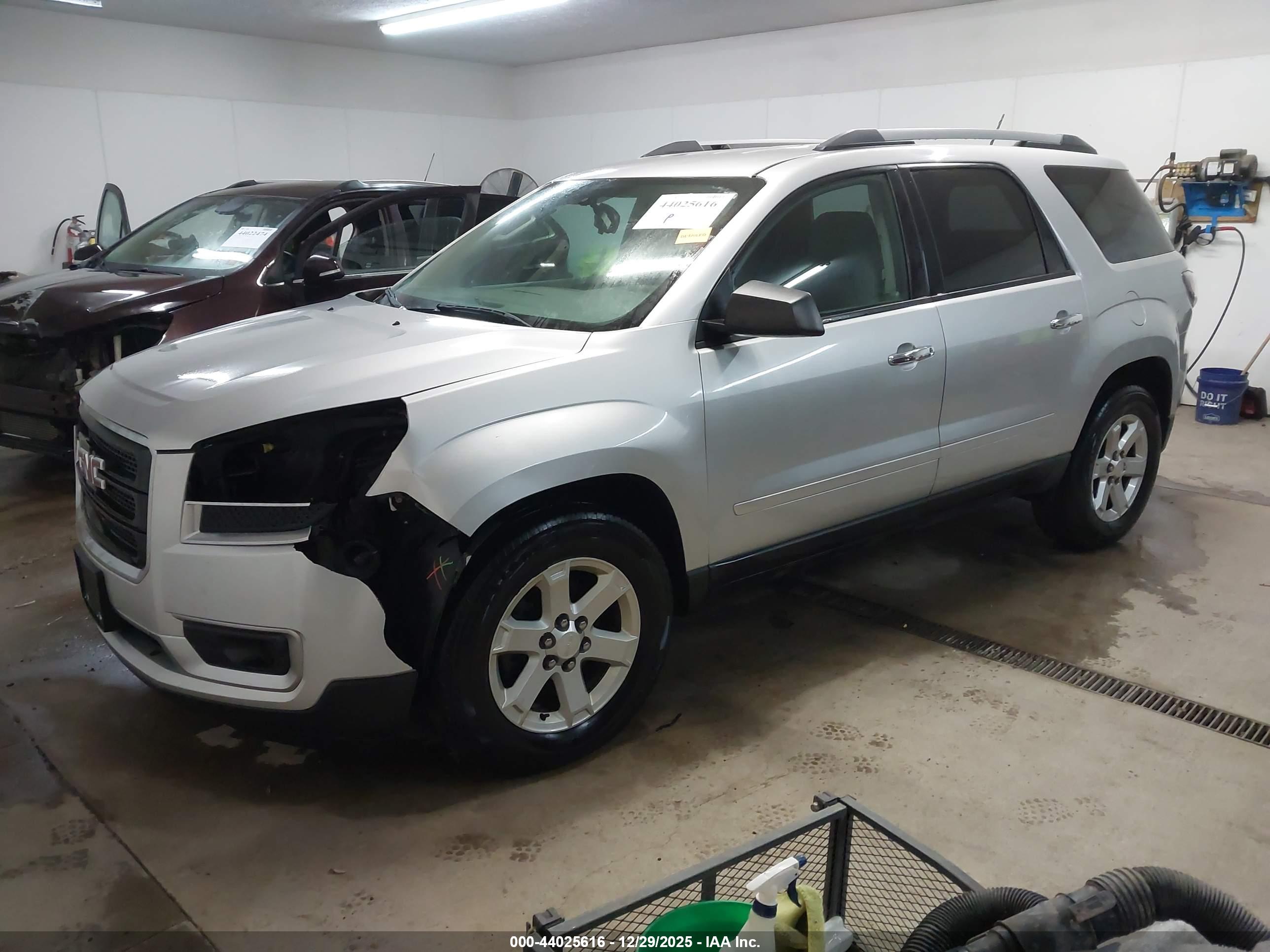 GMC ACADIA image 2